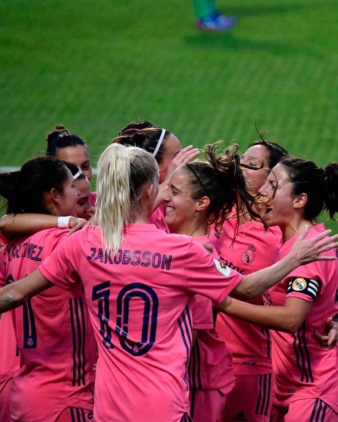 LFPさんのインスタグラム写真 - (LFPInstagram)「@realmadridfem get their FIRST WIN in the HISTORY of the Primera División Femenina! 💜✨  ¡El #RealMadridFemenino consigue la PRIMERA VICTORIA de su HISTORIA en la Primera División Femenina! 💜✨  #Football #Goals #History」10月19日 2時57分 - laliga