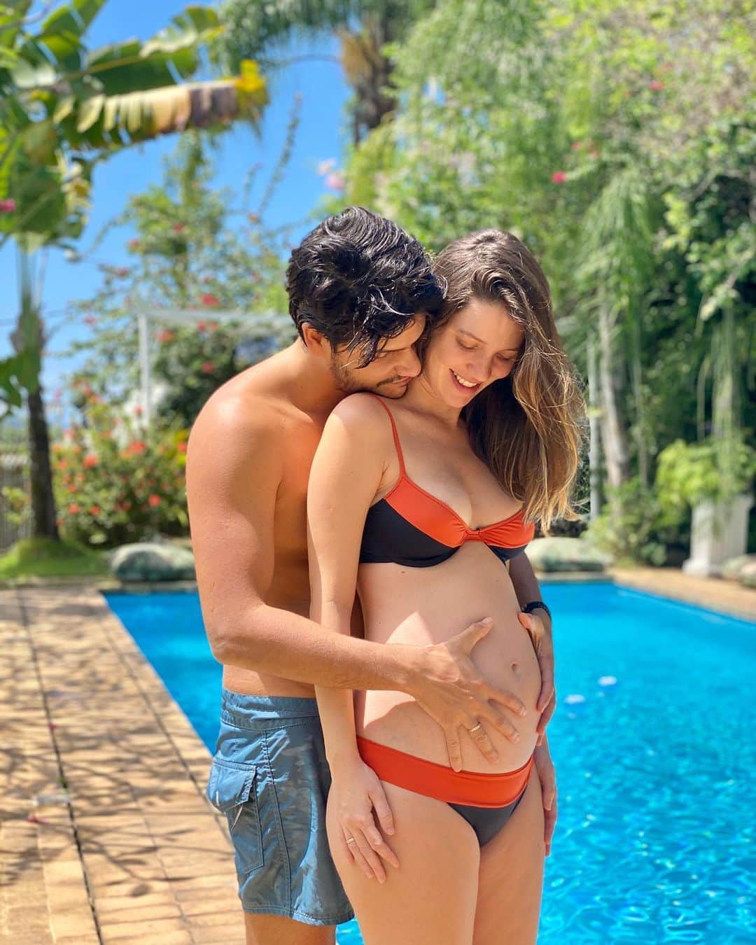 ナタリア・ディルのインスタグラム：「Os 3 pegando um solzinho! ☀️   📸: @lorenacomparato  🏡: @mamaruisa」
