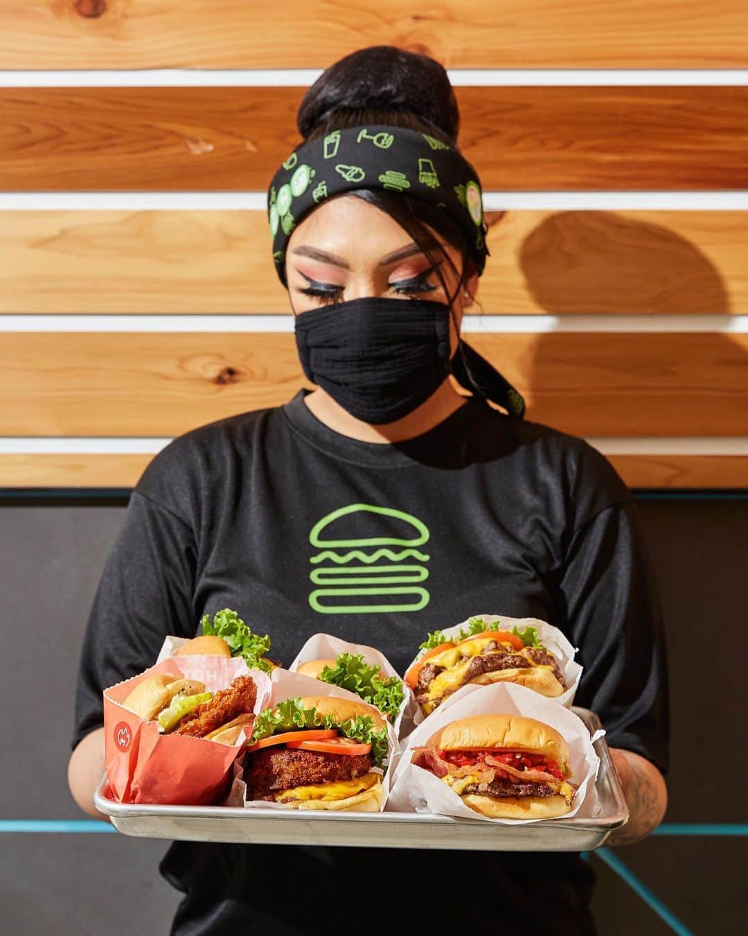 SHAKE SHACKさんのインスタグラム写真 - (SHAKE SHACKInstagram)「Served with love + care 🍔💚   Head to our ‘Safety’ highlight for more info on the measures we’re taking to keep you safe. #shakeshack」10月19日 2時59分 - shakeshack