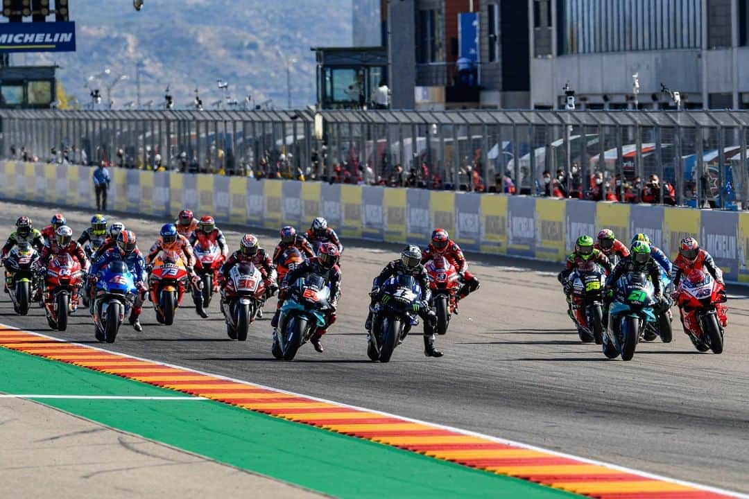 MotoGPさんのインスタグラム写真 - (MotoGPInstagram)「The moment when ANYTHING can happen! 💥 #AragonGP 🏁#MotoGP」10月19日 3時00分 - motogp
