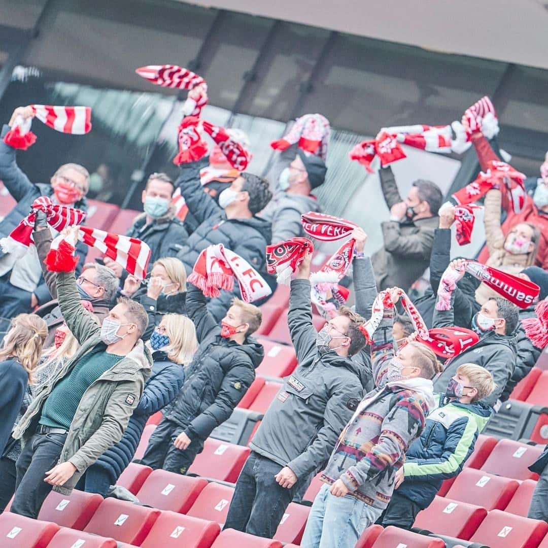 1.FCケルンさんのインスタグラム写真 - (1.FCケルンInstagram)「Vielen Dank für euren Support, liebe #effzeh-Fans! Ob im Stadion oder zu Hause. 🔴⚪」10月19日 3時00分 - fckoeln