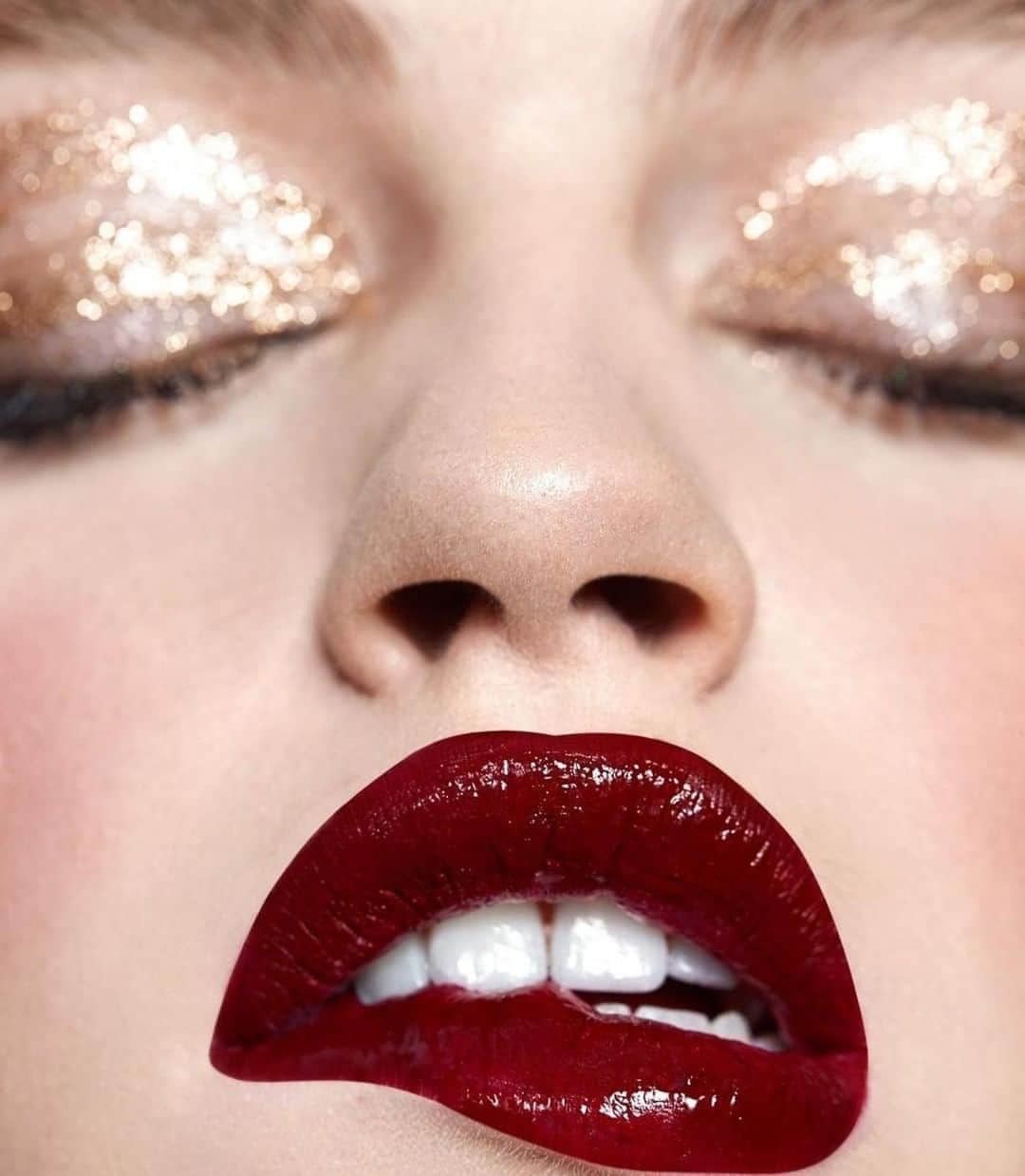 のインスタグラム：「When you find out the MAC ADVENT CALENDAR is dropping for early access tomorrow⁠ ⁠ *Tries to contain excitement* ⁠ ⁠ #MACCosmeticsUK #MACCosmetics #MACHoliday #MACChristmas #ChristmasGifts #BeautyGifting #Gifts #Christmas⁠」