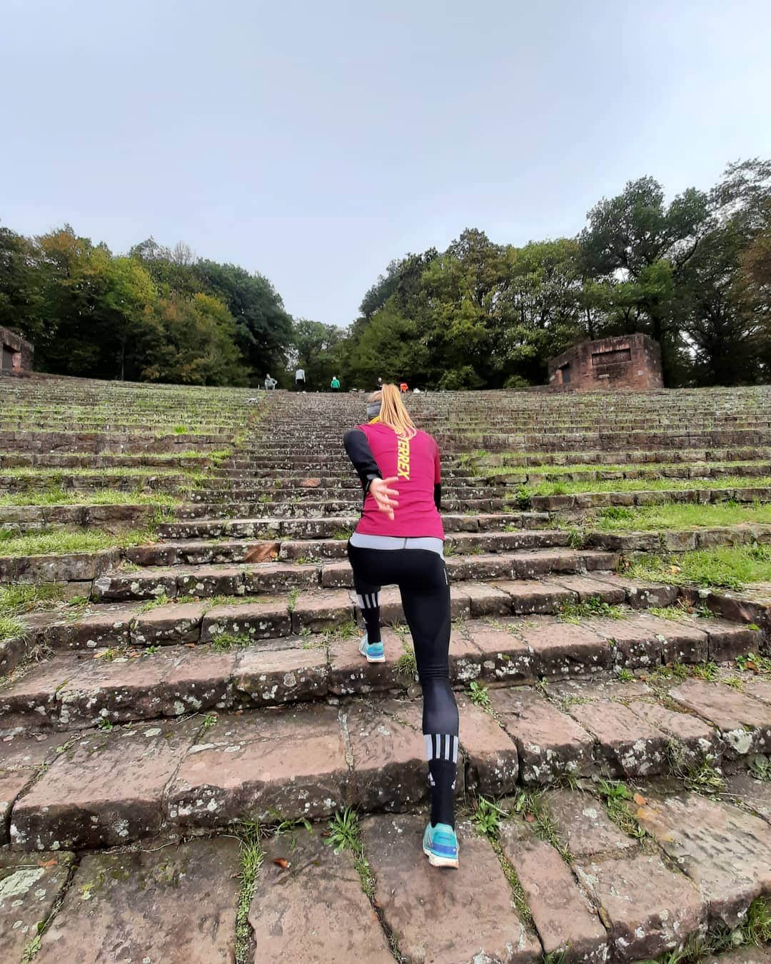 Jessica-Bianca WESSOLLYのインスタグラム：「Die ersten beiden Trainingswochen der Vorbereitung liegen hinter mir und der erste Muskelkater ist überstanden 🙈💪  #adidas #AdiJess #muskelkater #stairsworkout」