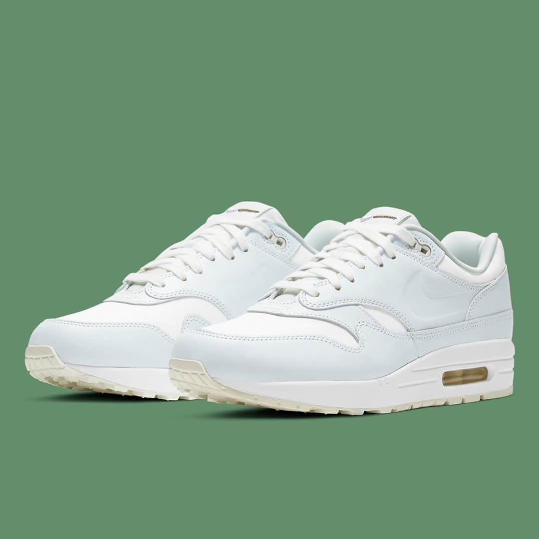 Sneaker Newsさんのインスタグラム写真 - (Sneaker NewsInstagram)「The Nike Air Max 1 "Asparagus" replaces the classic Swoosh with a debossed silhouette, while hits of a light green asparagus appears on the insoles and the revamped Swoosh at the heel. For a closer look, hit the link in our bio.」10月19日 3時02分 - sneakernews