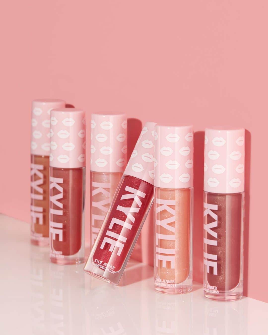 Kylie Cosmeticsさんのインスタグラム写真 - (Kylie CosmeticsInstagram)「NEW @ultabeauty exclusive Plumping Gloss available now on Ulta.com 🌟 You'll love this high-shine, creamy formula infused with a special blend of sweet almond oil and Maxi-lip to provide lasting moisture for a soft and luscious pout! 💋Maxi-lip is a naturally derived peptide known to boost moisture levels and may increase lip volume. 😍」10月19日 3時02分 - kyliecosmetics