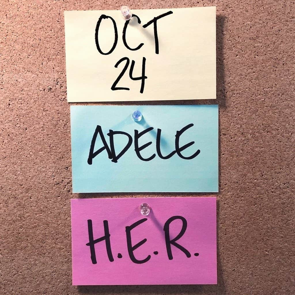 アデルのインスタグラム：「Bloooooody hellllll I’m so excited about this!! And also absolutely terrified! My first ever hosting gig and for SNL of all things!!!! I’ve always wanted to do it as a stand alone moment, so that I could roll up my sleeves and fully throw myself into it, but the time has never been right. But if there was ever a time for any of us to jump head first into the deep end with our eyes closed and hope for the best it’s 2020 right?  Itll be almost 12 years to the day that I first appeared on the show, during an election...which went on to break my career in America, so it feels full circle and I just couldn’t possibly say no! I am besides myself that H.E.R will be the musical guest!! I love her SO much I can’t wait to melt into a flaming hot mess when she performs, then confuse myself while I laugh my arse off in between it all.  See you next week ♥️🤞🏻」