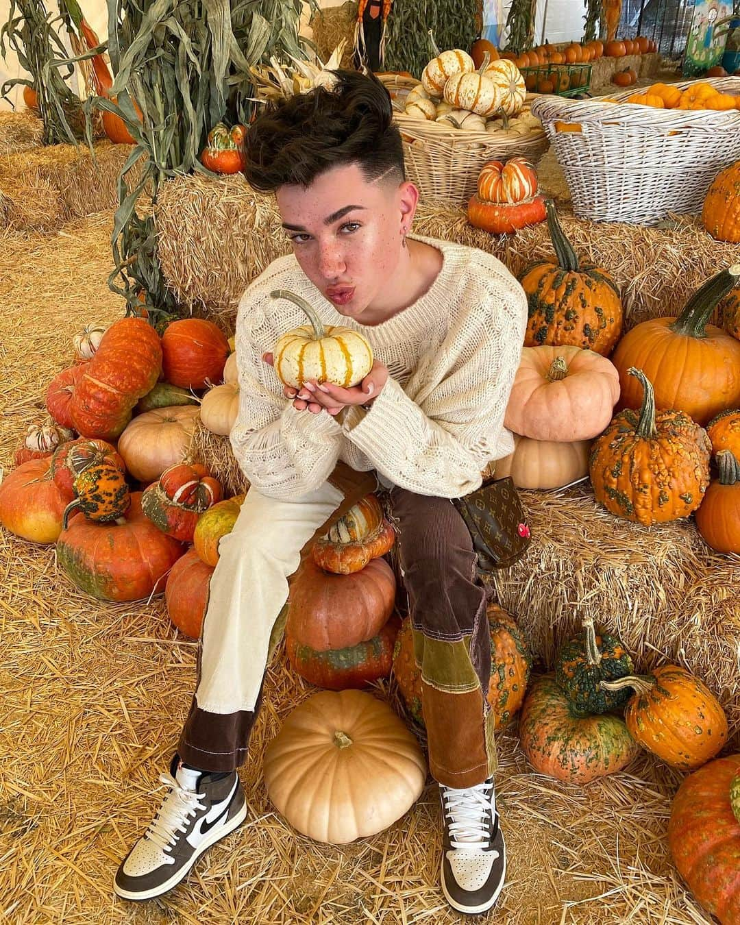 ジェームス・チャールズさんのインスタグラム写真 - (ジェームス・チャールズInstagram)「let’s go to the pumpkin patch 🎃 what are you going to carve into your pumpkin this halloween?!」10月19日 3時12分 - jamescharles