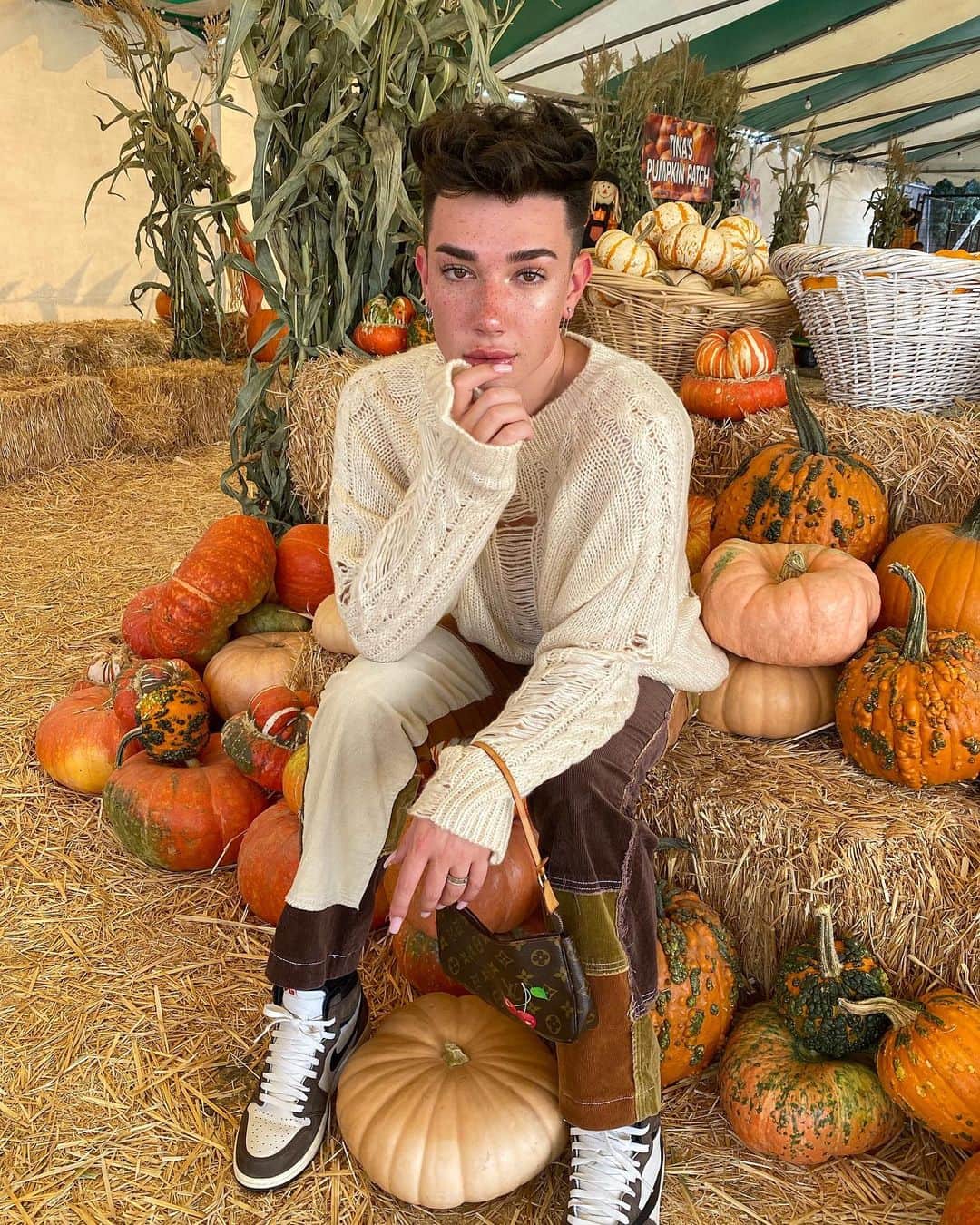 ジェームス・チャールズさんのインスタグラム写真 - (ジェームス・チャールズInstagram)「let’s go to the pumpkin patch 🎃 what are you going to carve into your pumpkin this halloween?!」10月19日 3時12分 - jamescharles