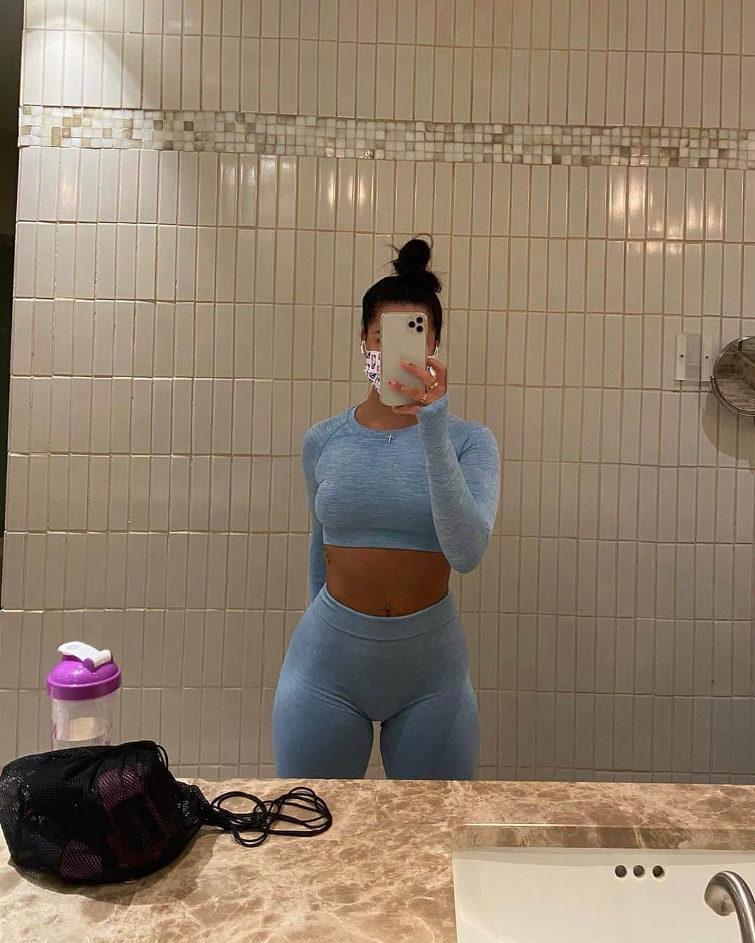 Katya Elise Henryさんのインスタグラム写真 - (Katya Elise HenryInstagram)「Girls girls girls... let’s talk! I am FINALLY back from supporting my mannzzzz, but let’s be honest here and say I have been slacking in fitness, meditation, and my diet. Being away for so long and the food variety being the same, I kind of just lost my appetite completely. Therefore, didn’t have the energy for my consistent workout schedule. Lost a few lbs over the last 2 months, BUT this is nothing new here, If you’ve been around for my journey you know that i am not always perfectly on itttt. It’s rare that I’m off, but it does happen, and I’m not hard on myself anymore like i used to be. 🤷🏽‍♀️ So. My plan from today on is, get back to home cooked healthy meals by chef Katya, drink my water (I’ve been bad with that too), make a freshhh pitcher full of green juice 🌱, daily meditation with my crystals to keep my mind right, and get back to my happy place... THE GYM! If you’re off of your grind too... let this be your sign to get back on yo shiiiit WITH ME! 💯 But that’s all from me today, i just love to be open and honest with you guys! I can’t wait to start the @workouts_by_katya 6 Week FITMAS challenge to get this bawwdy right and healthy for the holidays!!! ✨ Let’s bring in the new year of 2021 feeling our absolute best. Link in bio to sign up!」10月19日 3時14分 - katyaelisehenry