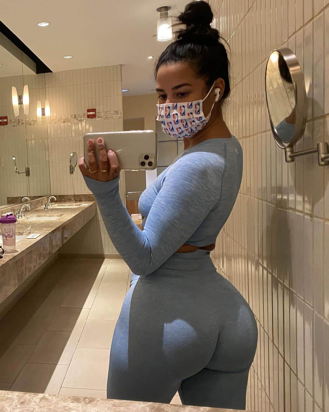 Katya Elise Henryさんのインスタグラム写真 - (Katya Elise HenryInstagram)「Girls girls girls... let’s talk! I am FINALLY back from supporting my mannzzzz, but let’s be honest here and say I have been slacking in fitness, meditation, and my diet. Being away for so long and the food variety being the same, I kind of just lost my appetite completely. Therefore, didn’t have the energy for my consistent workout schedule. Lost a few lbs over the last 2 months, BUT this is nothing new here, If you’ve been around for my journey you know that i am not always perfectly on itttt. It’s rare that I’m off, but it does happen, and I’m not hard on myself anymore like i used to be. 🤷🏽‍♀️ So. My plan from today on is, get back to home cooked healthy meals by chef Katya, drink my water (I’ve been bad with that too), make a freshhh pitcher full of green juice 🌱, daily meditation with my crystals to keep my mind right, and get back to my happy place... THE GYM! If you’re off of your grind too... let this be your sign to get back on yo shiiiit WITH ME! 💯 But that’s all from me today, i just love to be open and honest with you guys! I can’t wait to start the @workouts_by_katya 6 Week FITMAS challenge to get this bawwdy right and healthy for the holidays!!! ✨ Let’s bring in the new year of 2021 feeling our absolute best. Link in bio to sign up!」10月19日 3時14分 - katyaelisehenry