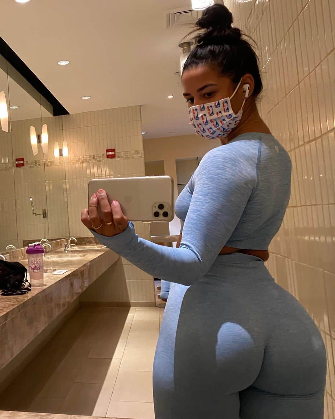 Katya Elise Henryさんのインスタグラム写真 - (Katya Elise HenryInstagram)「Girls girls girls... let’s talk! I am FINALLY back from supporting my mannzzzz, but let’s be honest here and say I have been slacking in fitness, meditation, and my diet. Being away for so long and the food variety being the same, I kind of just lost my appetite completely. Therefore, didn’t have the energy for my consistent workout schedule. Lost a few lbs over the last 2 months, BUT this is nothing new here, If you’ve been around for my journey you know that i am not always perfectly on itttt. It’s rare that I’m off, but it does happen, and I’m not hard on myself anymore like i used to be. 🤷🏽‍♀️ So. My plan from today on is, get back to home cooked healthy meals by chef Katya, drink my water (I’ve been bad with that too), make a freshhh pitcher full of green juice 🌱, daily meditation with my crystals to keep my mind right, and get back to my happy place... THE GYM! If you’re off of your grind too... let this be your sign to get back on yo shiiiit WITH ME! 💯 But that’s all from me today, i just love to be open and honest with you guys! I can’t wait to start the @workouts_by_katya 6 Week FITMAS challenge to get this bawwdy right and healthy for the holidays!!! ✨ Let’s bring in the new year of 2021 feeling our absolute best. Link in bio to sign up!」10月19日 3時14分 - katyaelisehenry