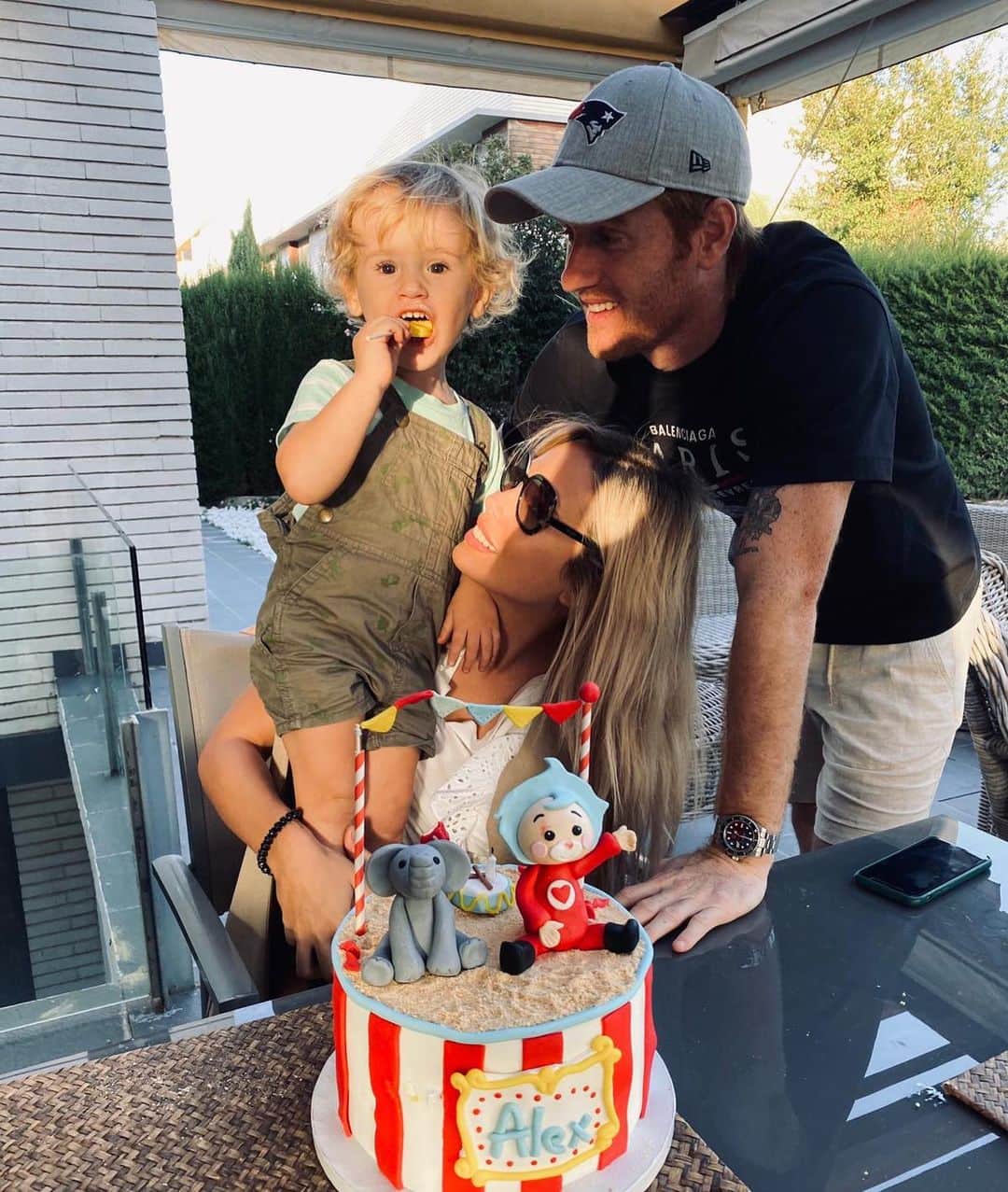 アレハンドロ・フェルナンデス・イグレシアスのインスタグラム：「Feliz cumpleaños al rey de la casa! 👑 Sin duda eres nuestra felicidad y nuestro orgullo!   Te queremos con locura🧡😊  #Minialex2añitos #Nocrezcasnunca」