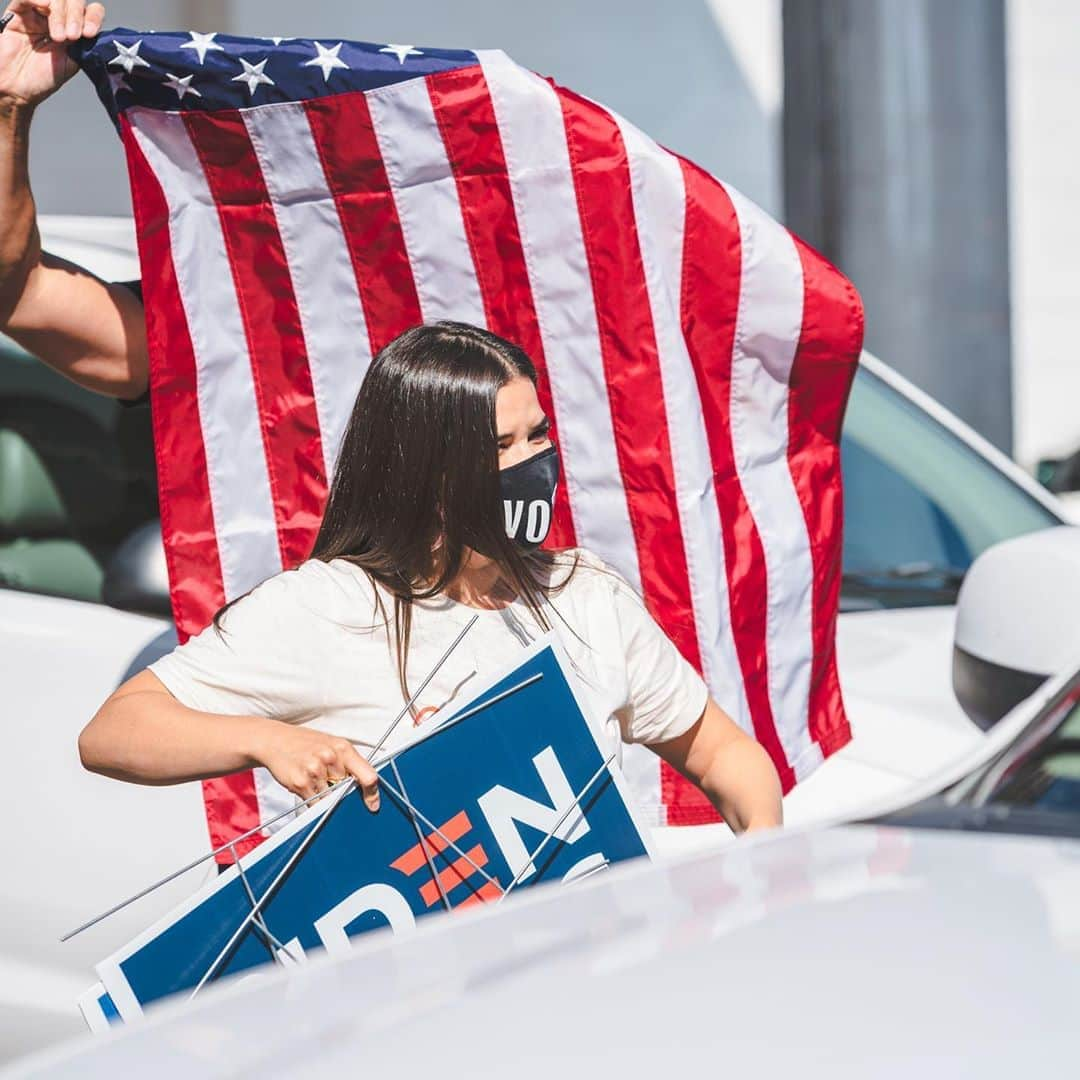 アメリカ・フェレーラさんのインスタグラム写真 - (アメリカ・フェレーラInstagram)「Democracy is about each and every one of us showing up to use the power of our vote! In 15 days, I want to know I did everything I could to get my fellow Americans to use their power in this all important election. @joebiden & @kamalaharris represent the path I want this country to take in this moment in history. Last week I had a wonderful time in Arizona talking to Moms, Women of Color, Veterans, Students, Latinas and more about the importance of voting NOW and Voting EARLY for #bidenharris2020 ! Spend some time talking to the people you know about why you vote and what you vote for. It can be joyful and energizing! This year we are voting for Decency, Respect, and Democracy itself! Vote Now! And vote Early! And then urge every one of your friends, family and neighbors to do the same! Thanks to Mayor @kategallegoAZ , @teranforazhouse, @reprubengallego & the many volunteers who joined me for a long (and hot!!) day of campaigning! Seeing everyday folks donate their energy, time, and voice to our democracy made me feel so invigorated and inspired! Can’t wait to be back on the campaign trail soon! Side note: have you watched my IGTV episode of #AmericaAF yet?  It’s full of info about voting, and answers some of the most common questions people have about the process! Check it out! #everyvotecounts #counteveryvote」10月19日 3時18分 - americaferrera