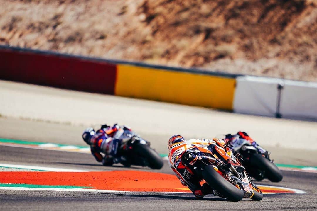 レプソル・ホンダのインスタグラム：「The thrill of the fight 🥊 ⠀⠀⠀⠀⠀⠀⠀⠀⠀ #AragonGP」