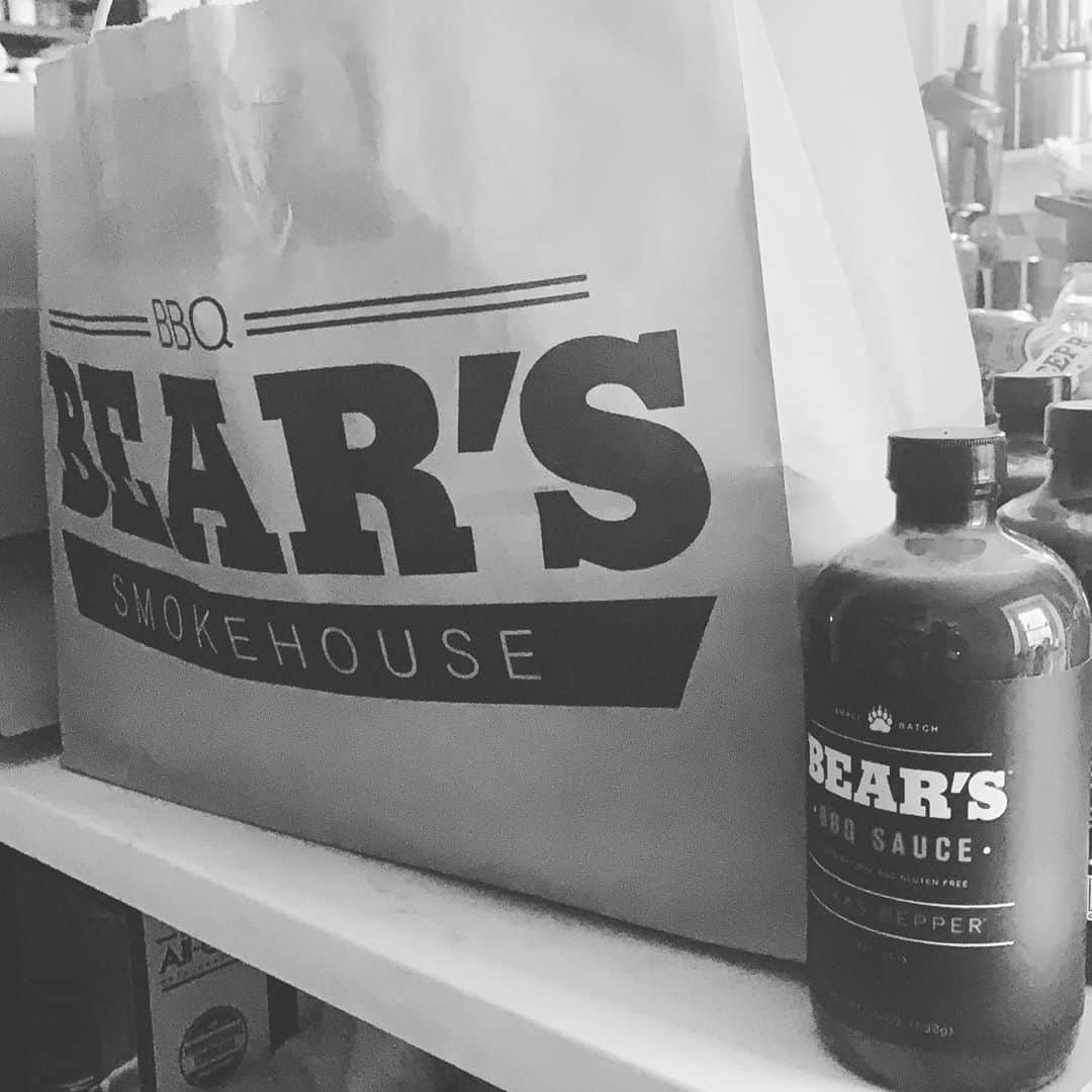 トーマス・サドスキーさんのインスタグラム写真 - (トーマス・サドスキーInstagram)「About to get happily wrecked on proper bbq.   @bearssmokehouse @thebbqbear @blondehair_bluenose」10月19日 3時34分 - thomas_sadoski