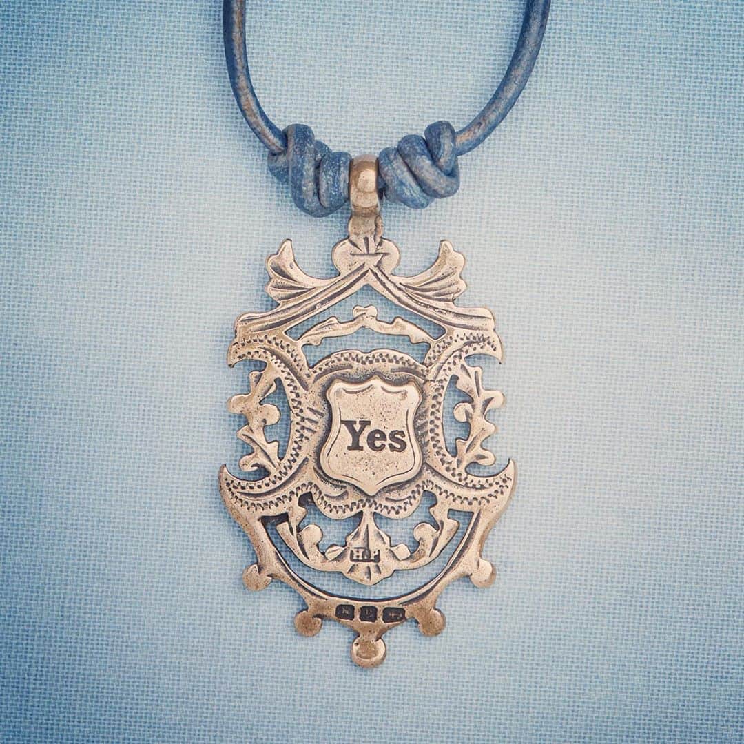 のインスタグラム：「The power of a Yes, the truth of a No. Kind reminder to ask your heart and soul if your Yes means Yes and have more courage to say No when you need to. Some satisfied owners of this Avalon pendant reported wearing it one side or the other to clearly state their moods. #jewelryasmedecinecm #speakyourtruth #listentoyourheart #freedom #freespirit #soul #yes #no #craftmanship #supportsmallbusiness #precious #heirloom」