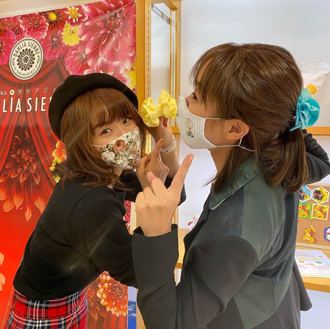 紗那ゆずはさんのインスタグラム写真 - (紗那ゆずはInstagram)「＊ タカラジェンヌOGマルシェ5日目も無事に終了致しました！ 連日沢山のお客様に足をお運びいただき、ありがとうございました😊 . 今日から二日間、月組時代とーってもお世話になりました、一期下のゆーみんこと、 #隼海惺 ちゃんが #アンシャーリー さんで、自身の手作り商品 #ユミコレ でマスク関連商品を本人が販売しております！ . . ゆーみんとまさか、関西で会えるだなんて…！めっちゃうれしいです♡ お揃いのバレッタにテンション上がりめな2人。笑 . 今日は、アンシャーリーのえりこさんに、髪を巻き巻きしていただき、 ちゃるさんのイヤリングをつけて、とても楽しく過ごさせていただきました♡ . . そんな中… クッキーが好評につき、さつまいも味が売り切れとなってしまいました😭😭 沢山の方にお手に取っていただき、感謝の気持ちでいっぱいです！ そしてクッキーも残すところ４つ…！！ . 贅沢セットが最終日お出しできない可能性がでてきました💦💦 大変申し訳ありません😭 . お買い求めはどうぞお早めに…！ . また明日も元気いっぱい、お待ちしております✨✨  #タカラジェンヌOGマルシェ #ルナシェンヌ #わんこのふりかけ #猫 #ルナハーブ #薬膳 #クッキー」10月19日 3時39分 - mitsuko_0318