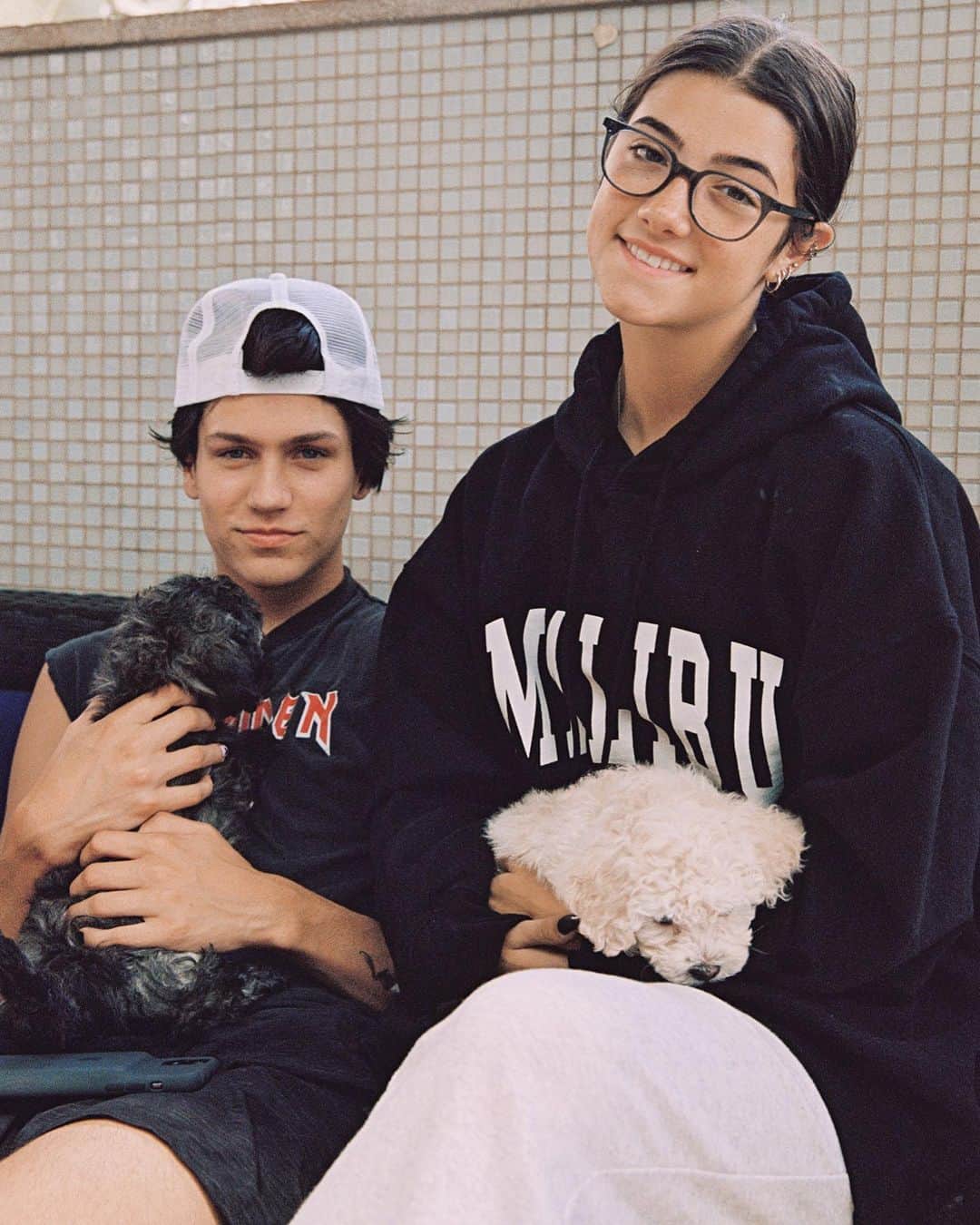 Bryant Eslavaのインスタグラム：「/ DO YOU HAVE A DOG OR CAT? 🐶🐱 • check my editing app: @everbloom 🌸」