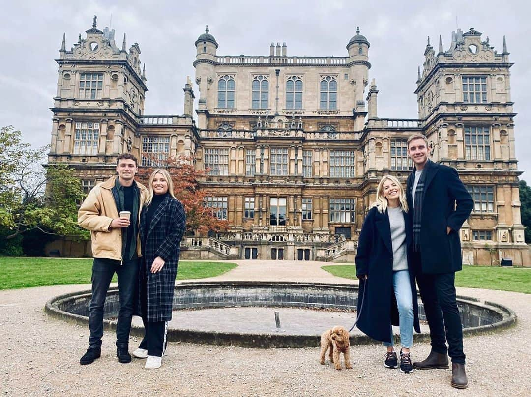 Mollie Kingさんのインスタグラム写真 - (Mollie KingInstagram)「Such a fun day strolling around #wollatonpark with @official_ellahenderson and @jackrexburnell. Hope you all had a lovely weekend too 💛 #waynemanor #batman」10月19日 3時51分 - mollieking