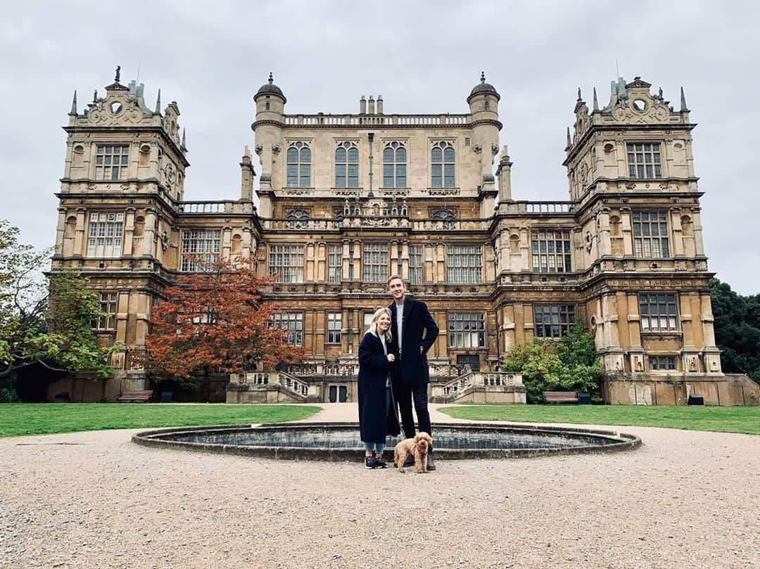 Mollie Kingさんのインスタグラム写真 - (Mollie KingInstagram)「Such a fun day strolling around #wollatonpark with @official_ellahenderson and @jackrexburnell. Hope you all had a lovely weekend too 💛 #waynemanor #batman」10月19日 3時51分 - mollieking