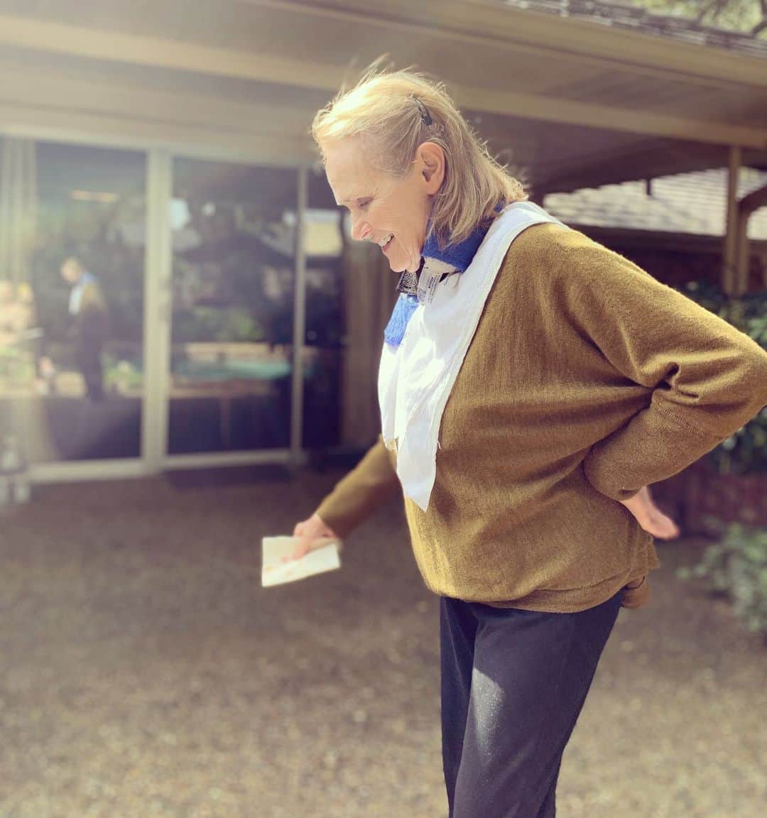 サラ・フォスターさんのインスタグラム写真 - (サラ・フォスターInstagram)「My grandmother is 89 and a widow. She says the secret to happiness at this point in life  is “tequila and Mexican food”. This is her yesterday makeup free , taking in the Texas sun , and choosing to be happy even though life is hard. Thank you for this photo mimi nana. I pray to god your genes were passed on to me. ❤️ @dallasnita」10月19日 3時46分 - sarafoster