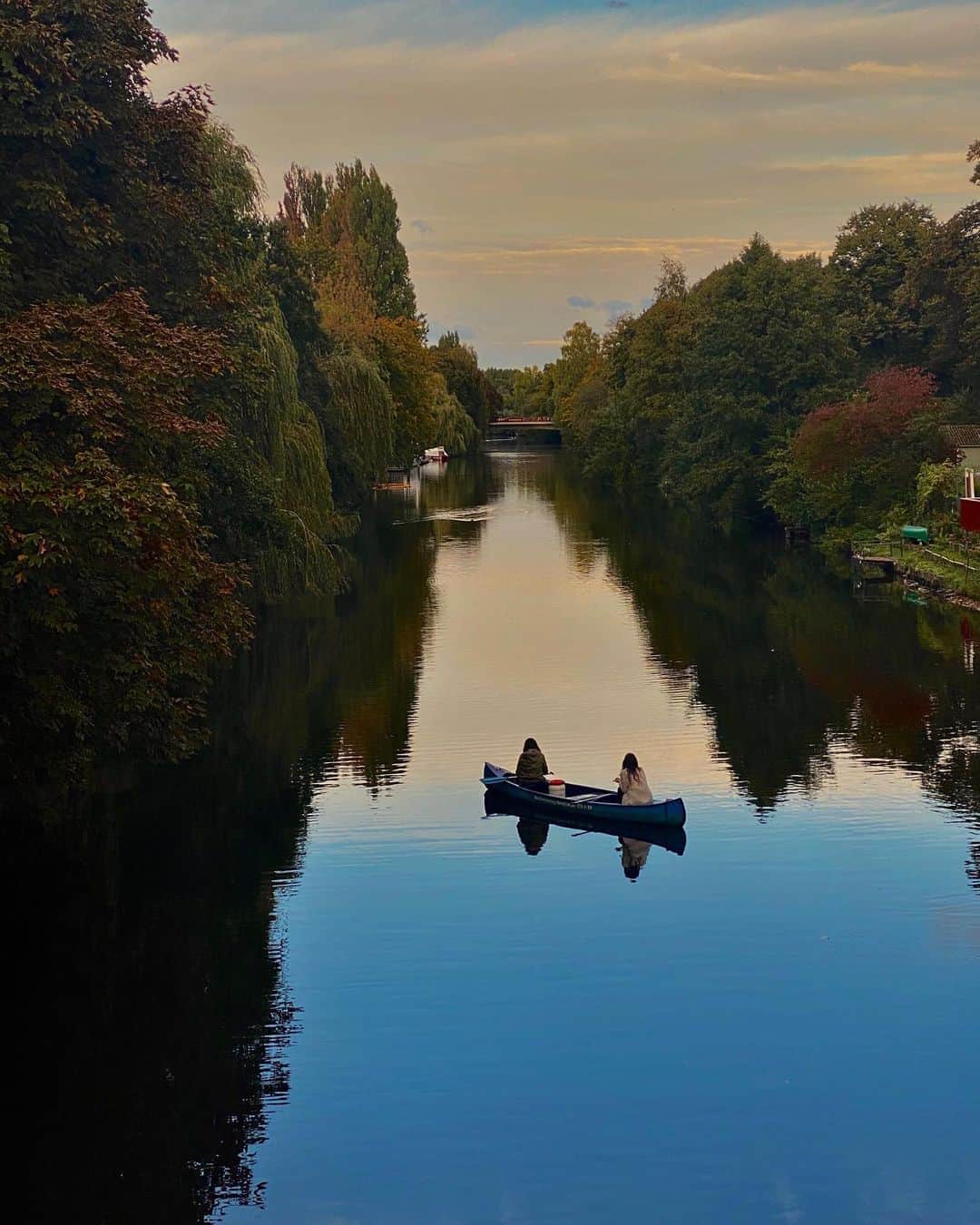 オリヴィア・パレルモのインスタグラム：「Gorgeous fall day reminding me of trips to Hamburg 🍂」