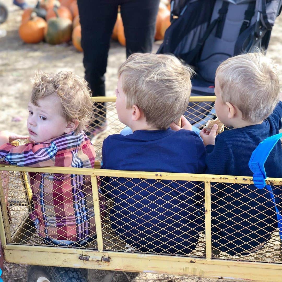 デリック・ディラードさんのインスタグラム写真 - (デリック・ディラードInstagram)「🍂Had a great time breaking away from studies yesterday to enjoy some family time at the pumpkin patch. 🎃  #family #fall @mcgarrahfarms @cldilla @justdand @deena.dillard」10月19日 3時48分 - derickdillard