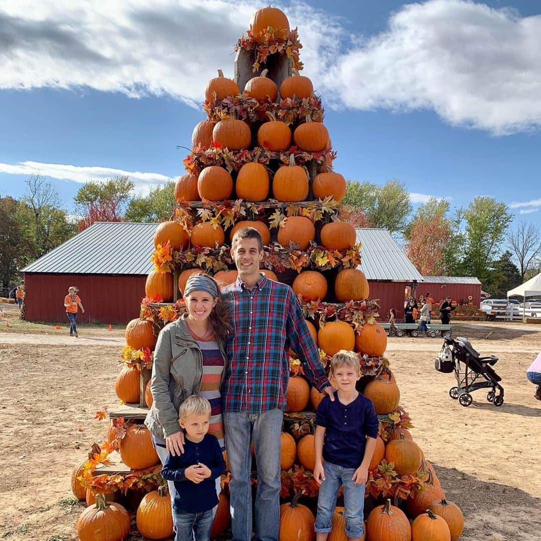 デリック・ディラードのインスタグラム：「🍂Had a great time breaking away from studies yesterday to enjoy some family time at the pumpkin patch. 🎃  #family #fall @mcgarrahfarms @cldilla @justdand @deena.dillard」