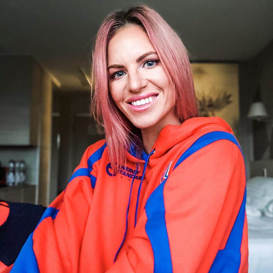エミリー・シーボームのインスタグラム：「Busy in the bubble  #dayoff #bubblelife #budapest #makeup #pinkhair #aquapower #iswimleague #isl2020 #energystandard」