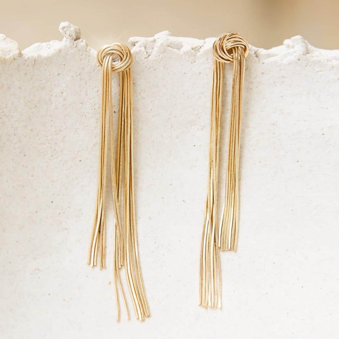 のインスタグラム：「Let me see you shimmy! Tap to shop our shimmery fringe earrings. #vincecamuto」