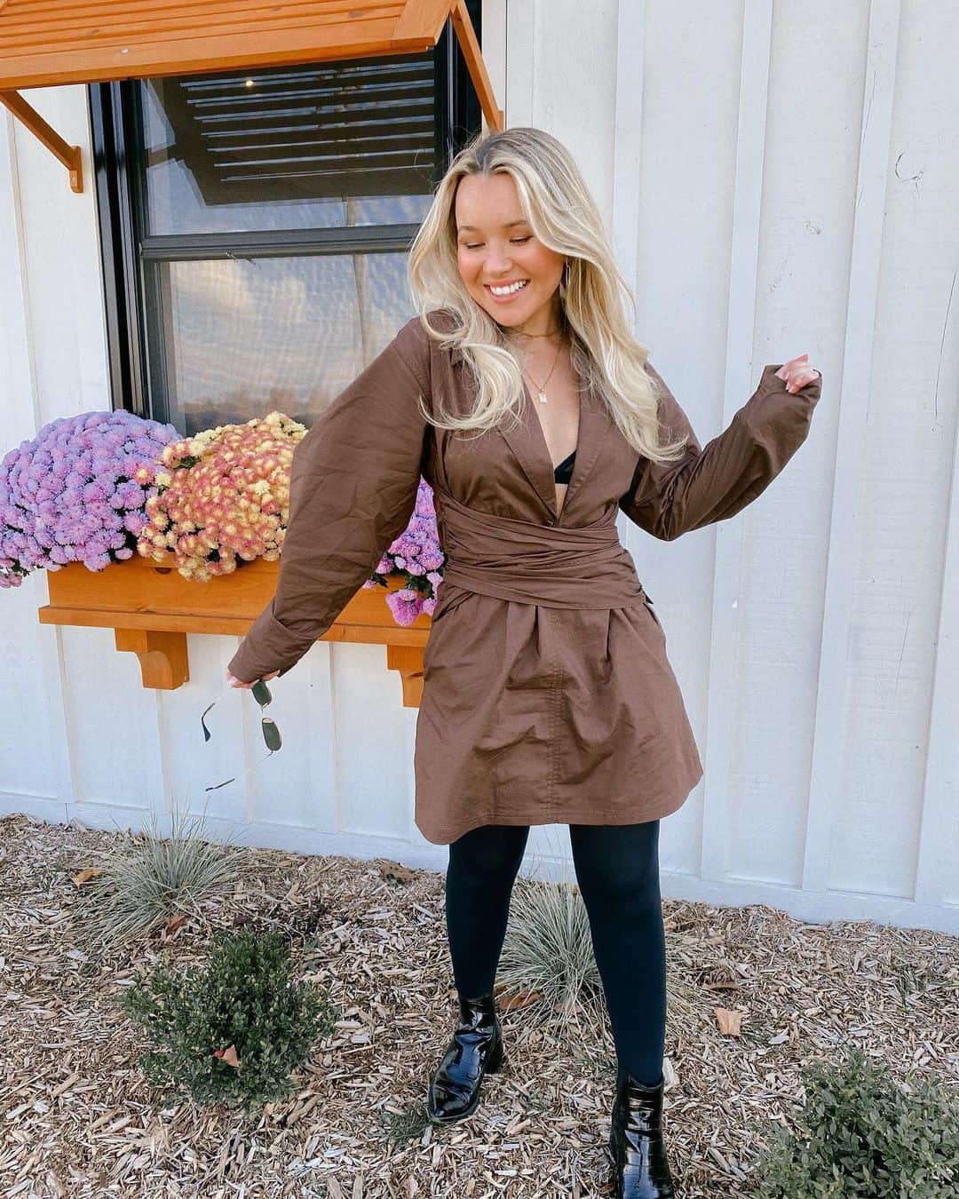 トーリ・ウェブスターのインスタグラム：「Fall so hard mother pumpkins wanna spice me 🤎🍂」