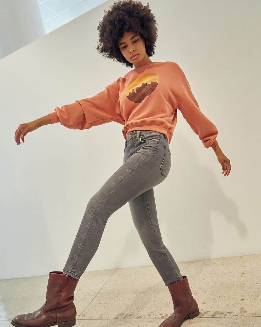 カレントエリオットのインスタグラム：「the heritage sweatshirt has all the makings of your go-to knit: a subtle graphic in a warm hue on a boxy fit that pairs perfectly with jeans or your favorite sweats / visit the link in our bio to get cozy」