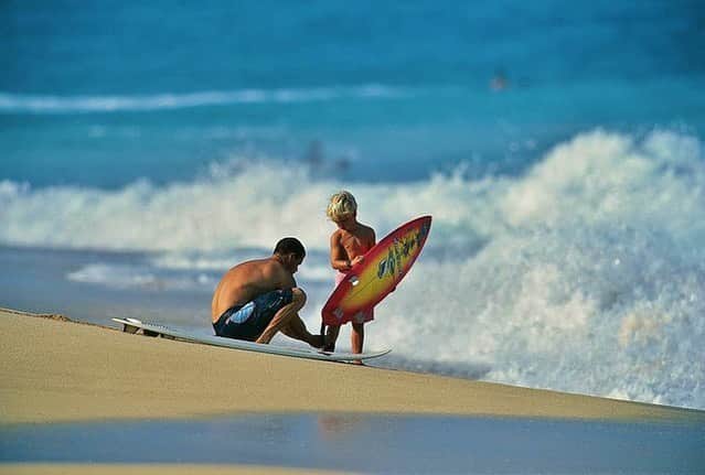ジョン・ジョン・フローレンスのインスタグラム：「In my community I was fortunate to grow up around older surfers who were positive role models, good guys who kept me on the right course in the water and out. I'm so grateful for all of them.  I wish every kid had access to the same kind of guidance.  That’s why I’m so impressed with Boys to Men Mentoring and their simple, straightforward mission. They provide young men with the steady support they need to get on the right track and stay there.  And they do an awesome job of it.   Their organization started in San Diego 20 years ago, and their biggest support has come from the surfing community. Today, Hawaii is home to one of the biggest chapters. In the days ahead, I’ll be taking part in this year’s 100 Wave Challenge to raise money for this amazing 501C3 Organization.  You can support my effort by clicking the link in my bio.  I’m going to pick two supporters and send them each one of my surfboards.  Let’s help some kids that need it ! 🤙🏽」