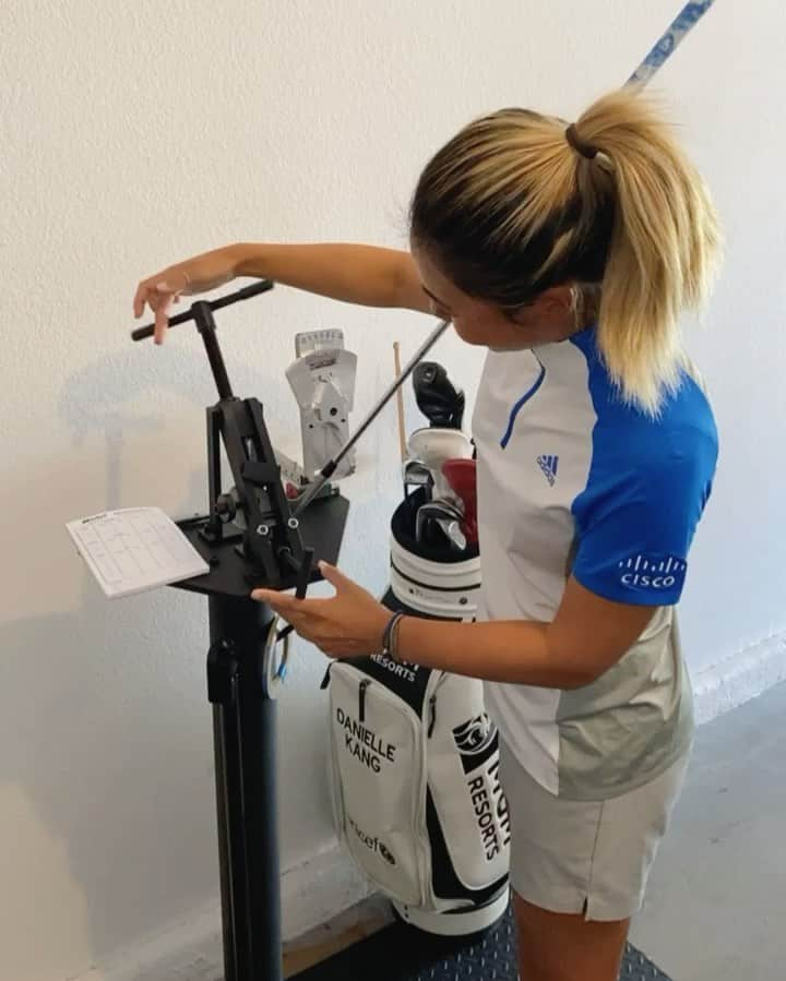 ダニエル・カングのインスタグラム：「got this @mitchellgolfco all set up in the garage! I’d be ‘lie-ing’ if I said it doesn’t ‘loft’ your spirits 😏🏌️‍♀️」