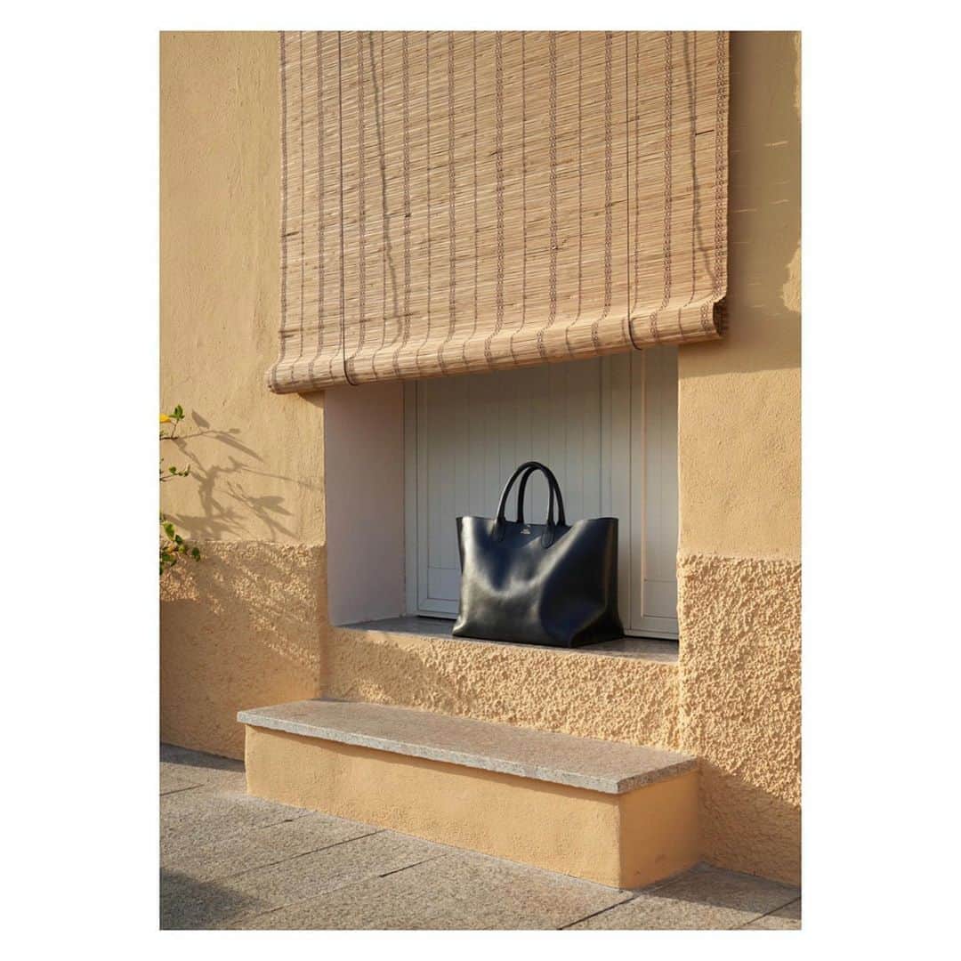のインスタグラム：「Road Trip Sardinia 🌿  Escape to the island with Anouk & Alex Hart as they go on a Journey showing their favorite spots .Evoking holiday of freedom and togetherness ,they are joined by the perfect travel companion , The Voyage Bag Carefully handstichted of vegetable- dyed leather . Enjoy full Story Online  Featured by @anoukhartstudio  #holidays #travelwiththeeye #Sardinia」