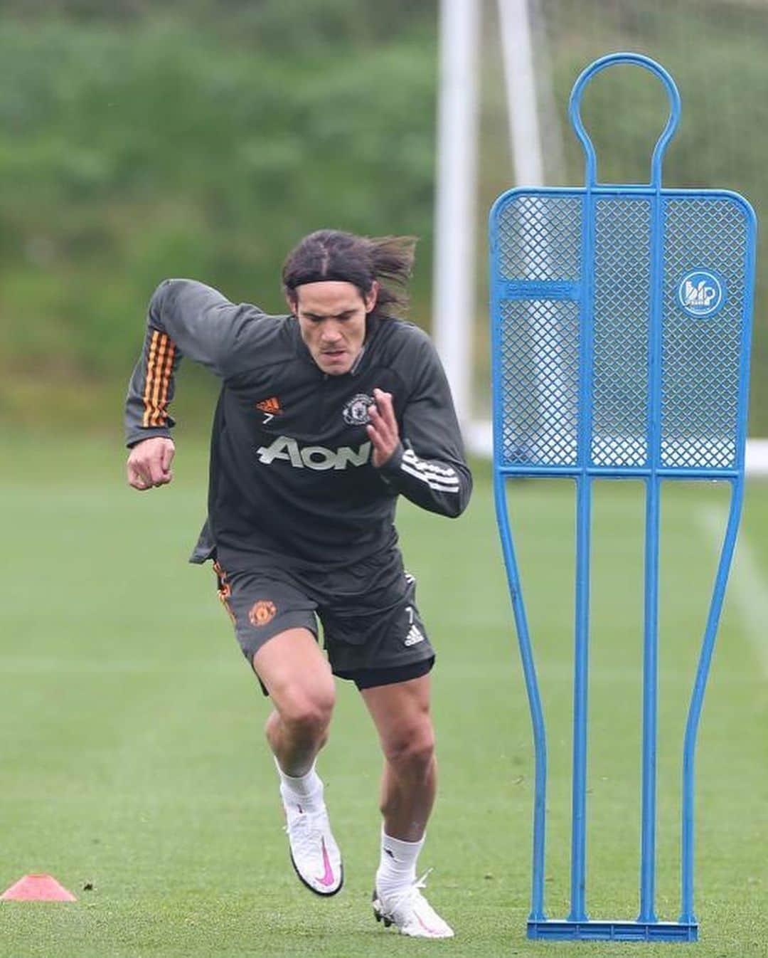 エディンソン・カバーニさんのインスタグラム写真 - (エディンソン・カバーニInstagram)「Primer entrenamiento en el @manchesterunited !!!!! First training session with @manchesterunited !!!!! #MUFC ⚽🔴」10月19日 4時03分 - cavaniofficial21