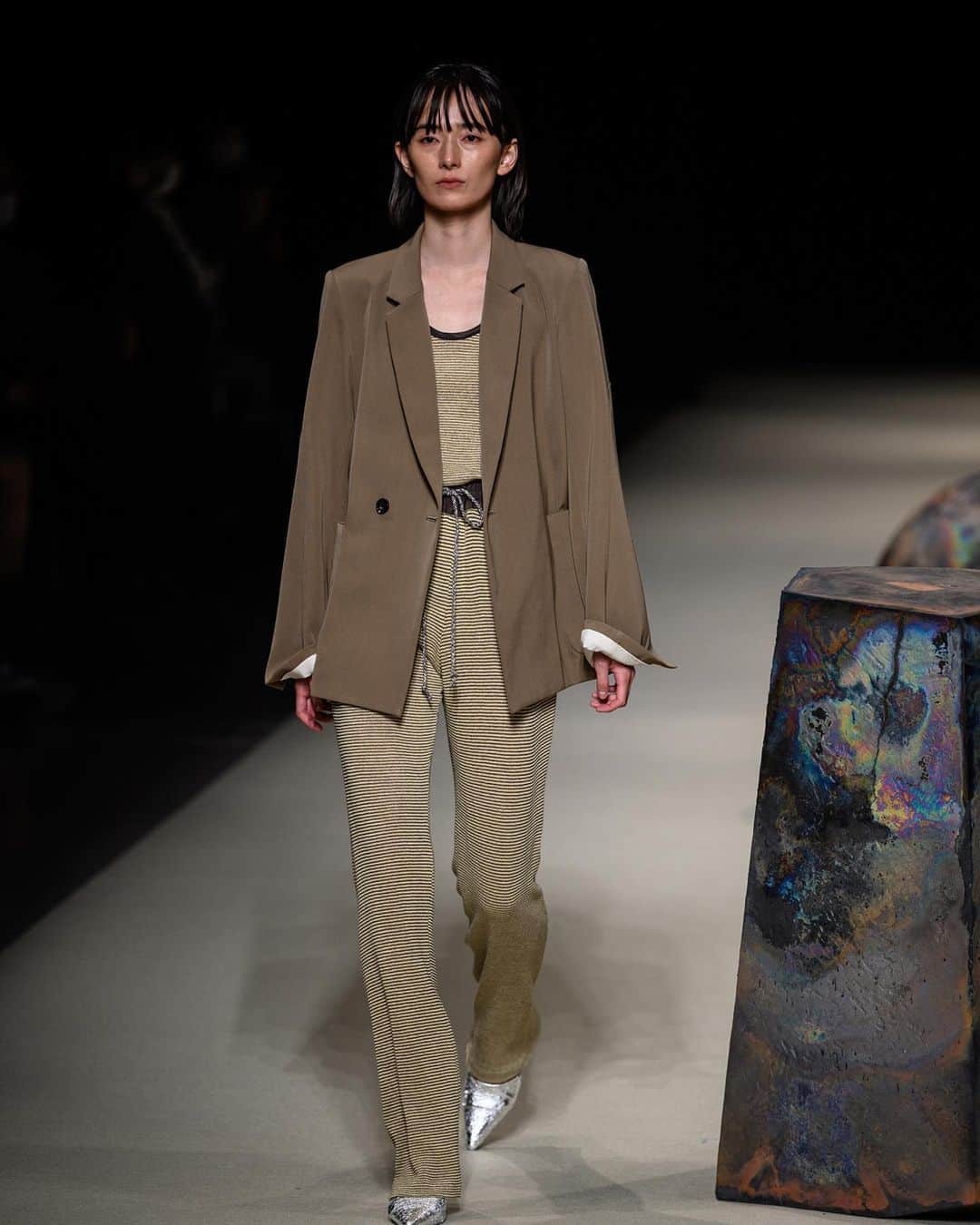 のインスタグラム：「Inspired by the work of ceramic artist @hashimoto_tomonari, @ihnn_official creates a world of modern sensibility with a luxurious twist. See more from the designer's runway at @rakutenfwt. 📸 by @gettyimages at #RakutenFWT⁠⠀」