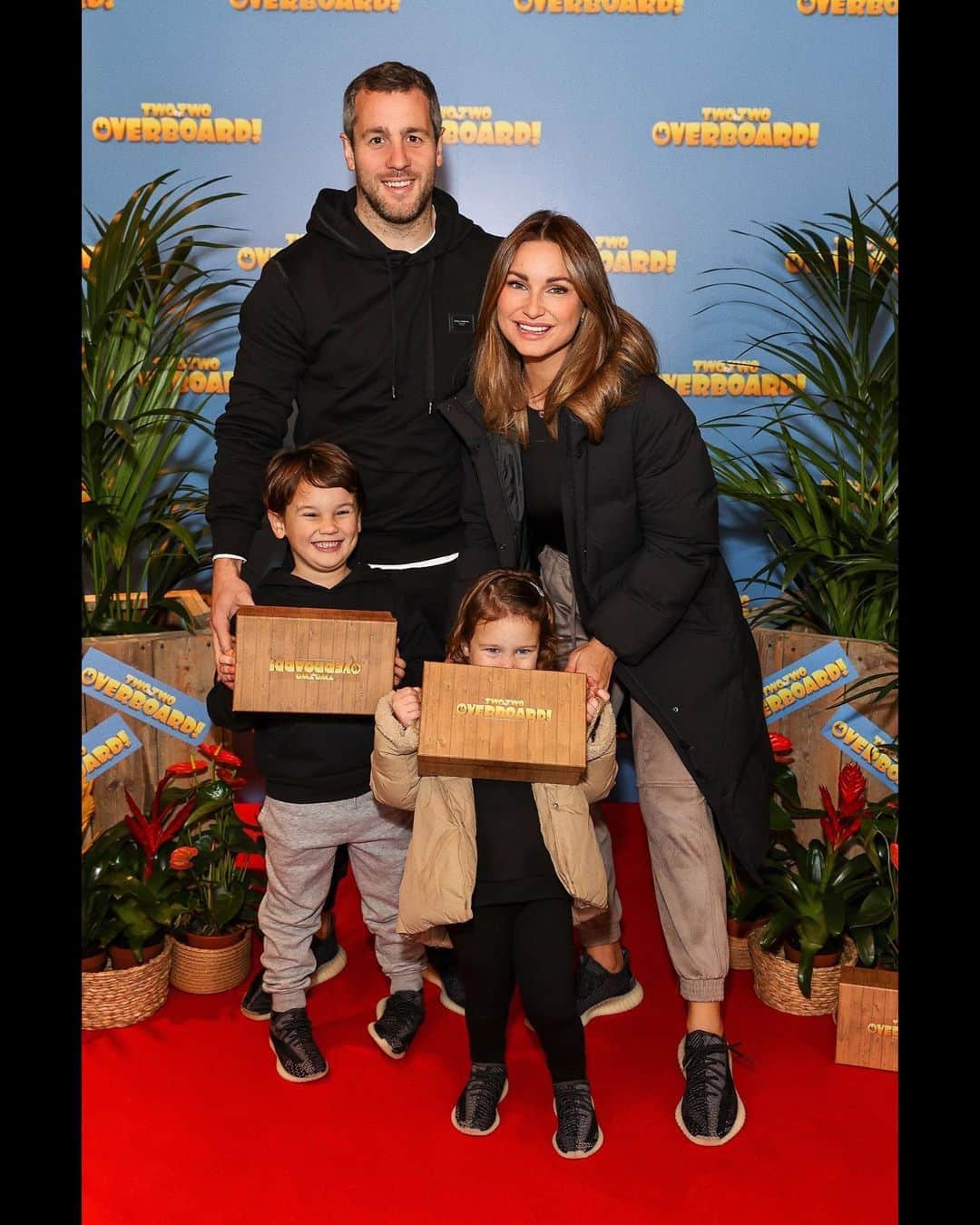サム・フェアーズのインスタグラム：「Fun Sunday morning at the cinema 🎥👨‍👩‍👧‍👦 #overboardfilm 😄 the film is out this Friday, 100% recommended. The kids (and us) loved it 😉😚 have a lovely Sunday evening. Goodnight x (ps yeezys sourced @excdfootwear )」