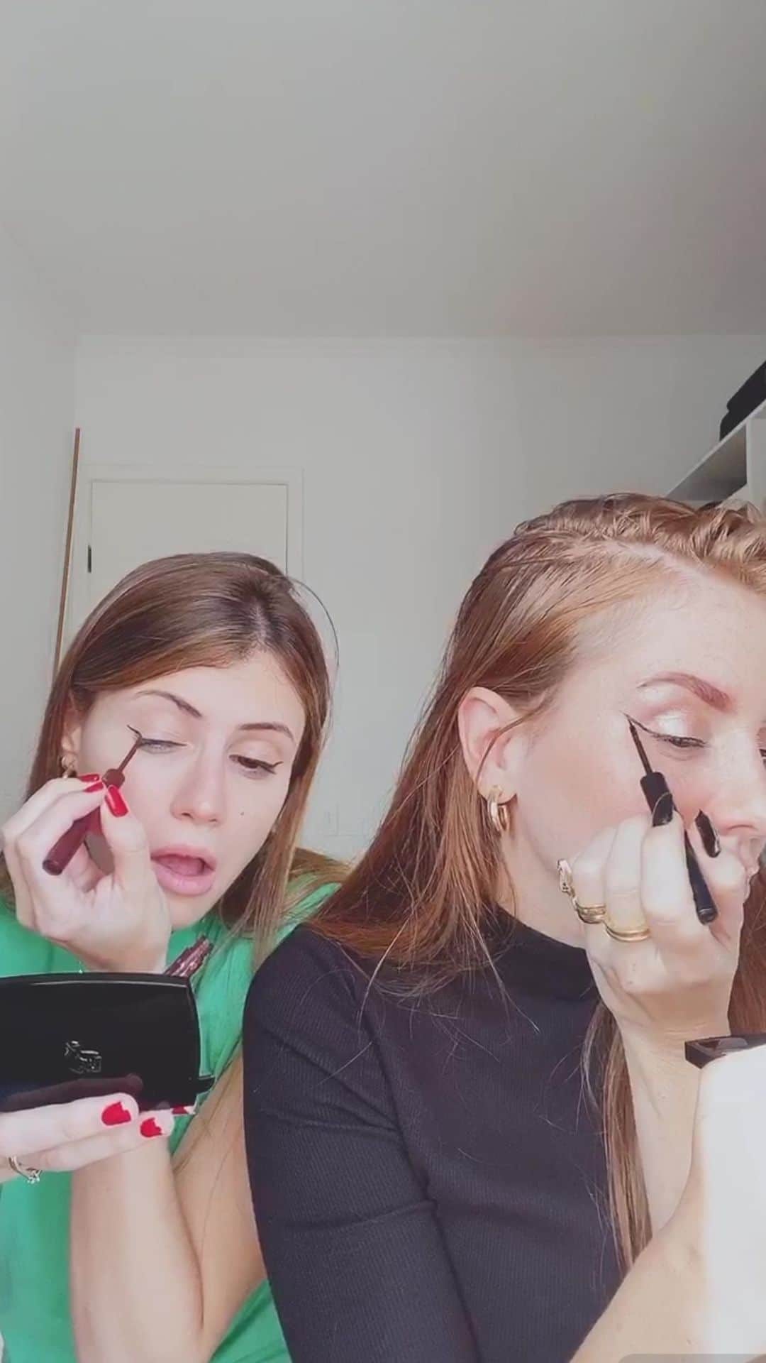マリ・マリアのインスタグラム：「Quem é você fazendo o gatinho? #cateyechallenge」