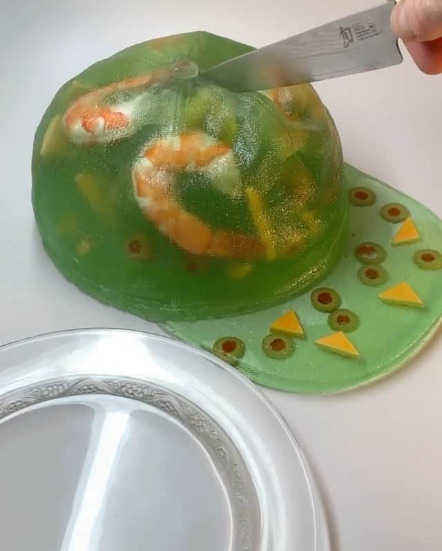 Paul Octaviousのインスタグラム：「🍤🥗 Serving Brunch by @falconbowse #jello #aspic #ART」