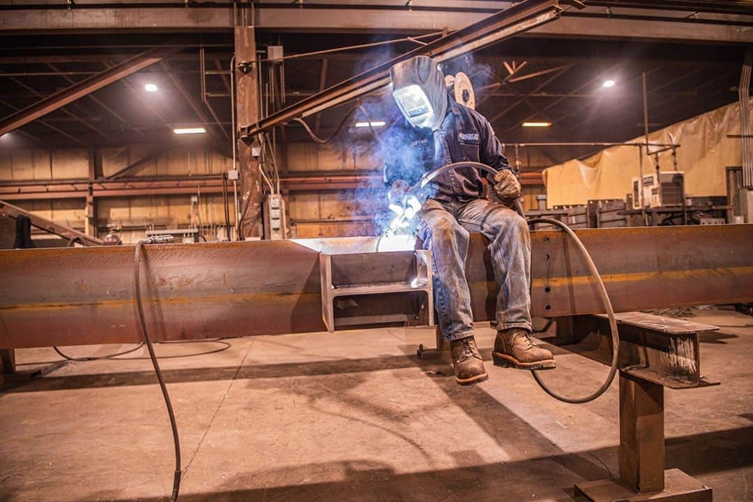 チペワさんのインスタグラム写真 - (チペワInstagram)「When you get to sit on the job.  #chippewaboots #thebestbyfar #alwaysworking #welding #loggers」10月19日 4時30分 - chippewaboots