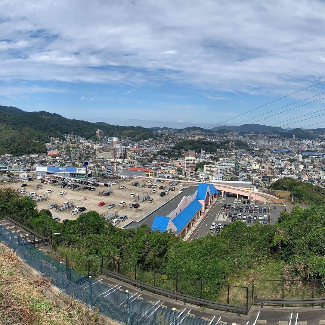 日浦孝則さんのインスタグラム写真 - (日浦孝則Instagram)「長崎に来たら、稲佐山へは必ずと言っていいほど訪れる。最初に来た年は、まずパソコン関連のPCデポに来た。その後、直ぐ上にある温泉ふくの湯。ふくの湯は広くて綺麗で露天風呂からの眺めは絶景！ そして、ふくの湯の直ぐ下にあるのが、マックスバリュー！とりあえず何でもある！そういえばライブで使ってる絨毯を巻いているビニールシートを止めるゴムバンドはここで買ったなぁ！どうでもいい話だけど。 敷地内にあるCoCo壱もよく行く、今回もロースカツカレー4辛！ さて、今回のツアーは過酷で身体中がガチガチらしいので、ふくの湯の整体マッサージお勧め60分コースで身体をほぐしてほぐしてもーらおっ！！」10月19日 14時04分 - paperisland