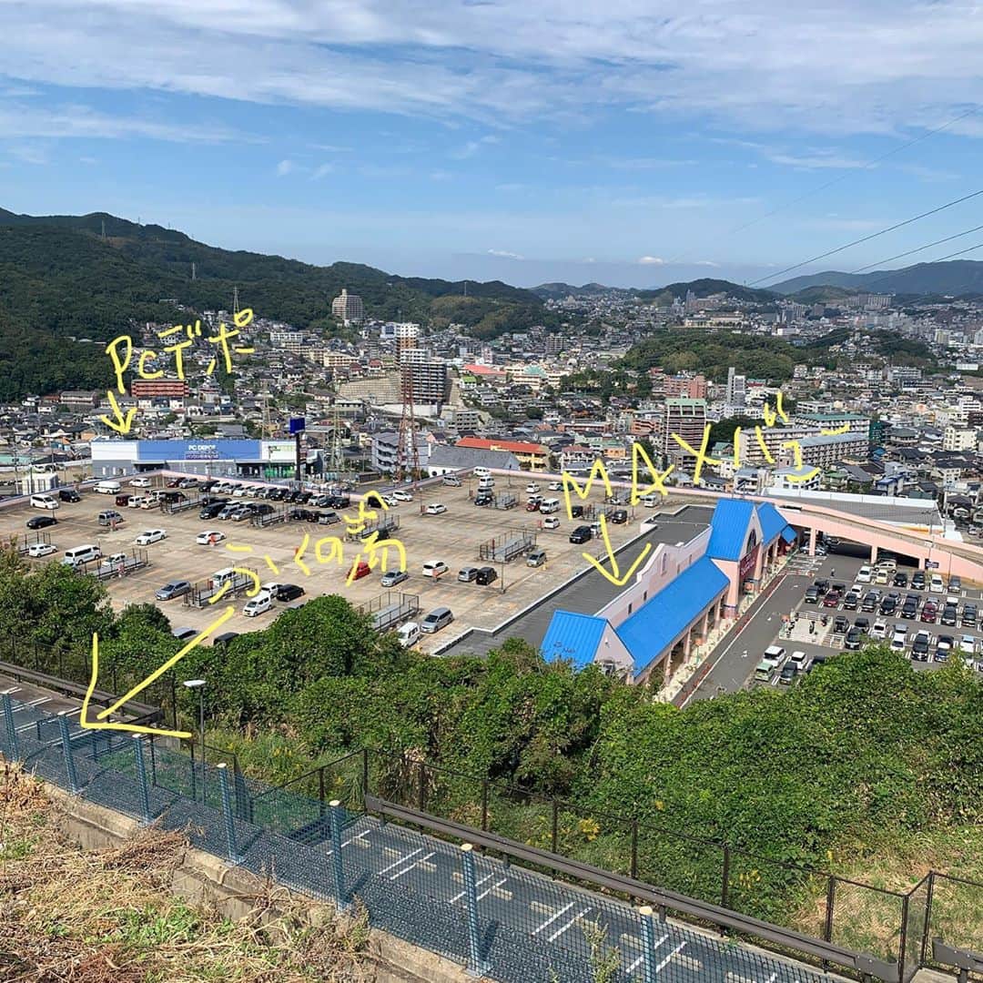 日浦孝則さんのインスタグラム写真 - (日浦孝則Instagram)「長崎に来たら、稲佐山へは必ずと言っていいほど訪れる。最初に来た年は、まずパソコン関連のPCデポに来た。その後、直ぐ上にある温泉ふくの湯。ふくの湯は広くて綺麗で露天風呂からの眺めは絶景！ そして、ふくの湯の直ぐ下にあるのが、マックスバリュー！とりあえず何でもある！そういえばライブで使ってる絨毯を巻いているビニールシートを止めるゴムバンドはここで買ったなぁ！どうでもいい話だけど。 敷地内にあるCoCo壱もよく行く、今回もロースカツカレー4辛！ さて、今回のツアーは過酷で身体中がガチガチらしいので、ふくの湯の整体マッサージお勧め60分コースで身体をほぐしてほぐしてもーらおっ！！」10月19日 14時04分 - paperisland