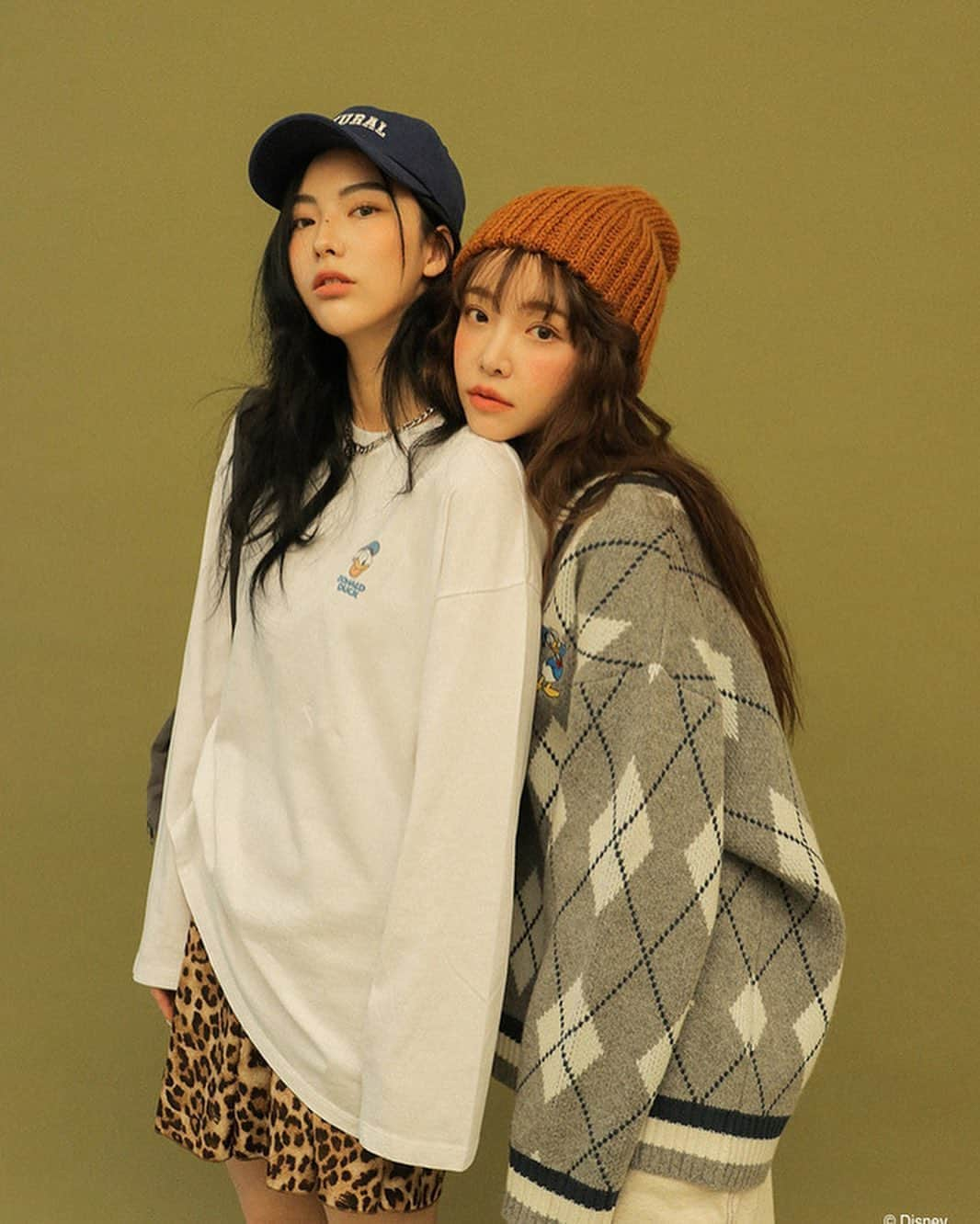 Official STYLENANDAのインスタグラム：「#StylenandaxDisney 차별화된 감성의 빈티지&클래식 무드를 담은  스타일난다 l 디즈니 F/W 컬렉션 출시🖤 - Stylenanda l Disney F/W Collection🍂 Enjoy Nanda's exclusive and differentiated vintage&classic mood. #stylenanda #난다메이드 #nandamade」