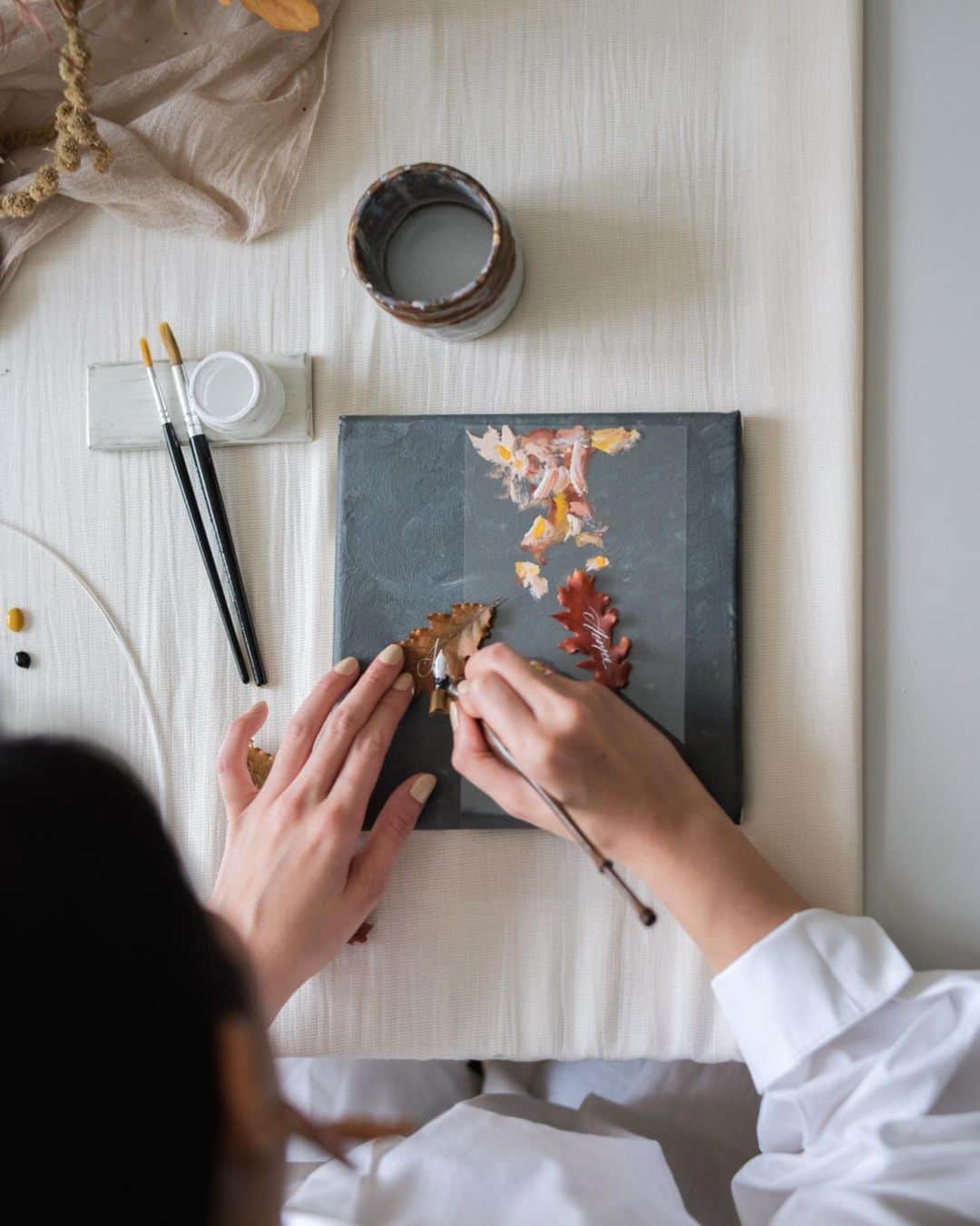 のインスタグラム：「And suddenly it’s Autumn again! These are behind the scene photos from Calligraphy Lifestyle book for Autumn chapter. Writing names on these leaves was so much fun! — #calligraphylifestyle #truffypi #autumn #autumnleaves #autumncolors #autumndecor #calligraphy #calligraphyonleaves #moderncalligraphy #calligraphybook #カリグラフィー　#カリグラフィーライフスタイル」