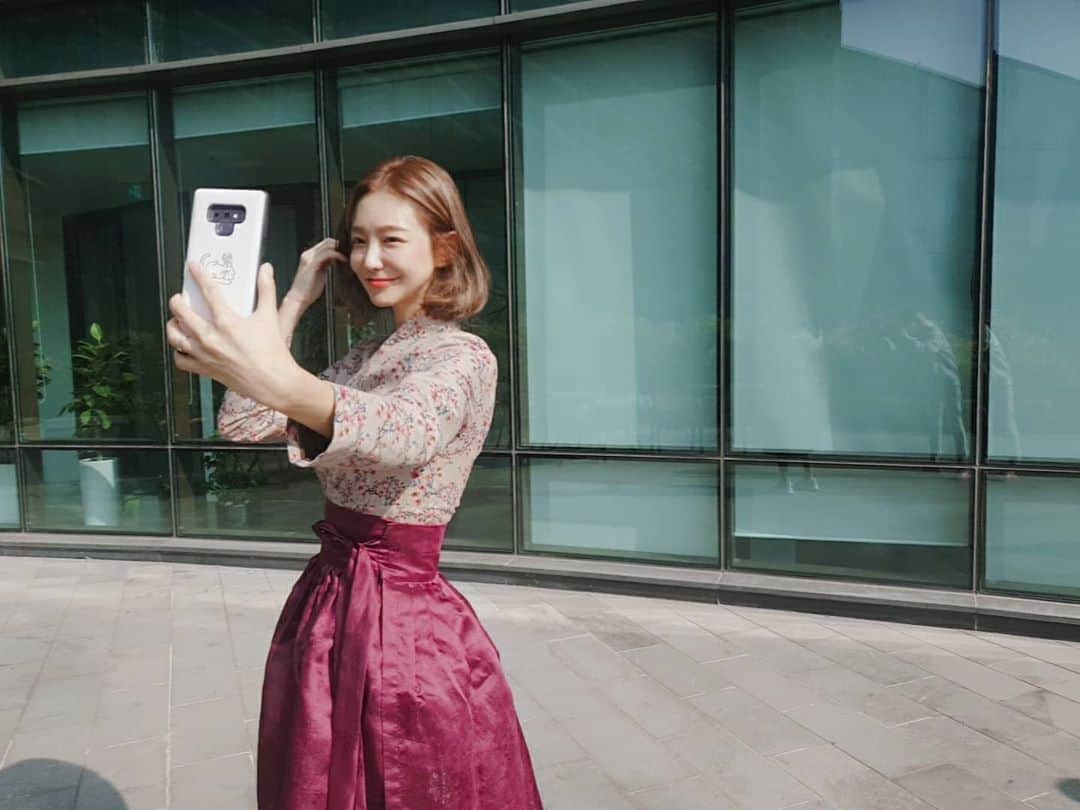 のインスタグラム：「⠀  영화 #태백권 #충주국제무예액션영화제 와 #하와이국제영화제 에 초청되었습니다👏 ⠀ 이런저런 상황으로 극장에서 많은 관객분들을 뵙지 못하여 안타까웠는데 너무 기쁜소식이예요:) ⠀ 영화 속 보미처럼 개량한복을 입고 (소율개인소장 개량한복🎎) 온라인 인터뷰를 하고왔습니다. 기분이 좋아요🙈.. (도움.김지철.김댈이.김모글) ⠀ 우리 영화를 만나는 모든분들께 잠시나마 행복하고 즐거운 시간이 되길🙏 ⠀ ⠀ ⠀」