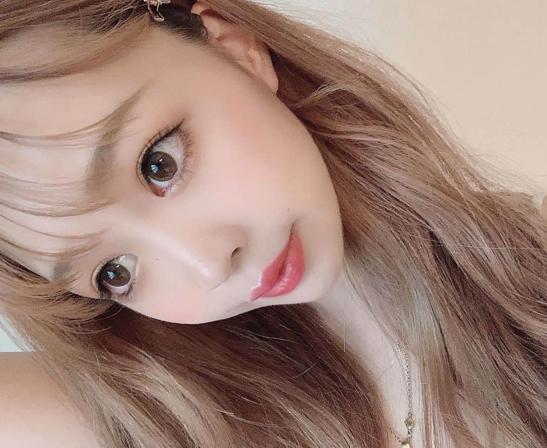 さっぴちゃんのインスタグラム：「... ... 𝐦𝐚𝐤𝐞 ... ... . 少し前の顔面ですが෴ 下地とファンデは前に載せた物を変わらず使ってます❤︎ . アイシャドウとリップとチークは、いつも気分で コロコロ変えたりするけど、他はほぼ一緒です𓂃𓈒𓏸 . ずっと使ってる物が多いので、年季の入り方よww . ダイソーのアイブロウペンシルが優秀すぎて 最近のお気に入り(´ω｀)𓂂𓇬 これが100均なんて本当、凄い世の中だなぁ(笑) . 昔は下地やファンデもデパコス絶対！って 感じだったけど、超プチプラのこの組み合わせで 1日お直ししないくらいここ数年で肌が綺麗に なったしニキビもしばらく見ていない🤔𓈒𓏸 . 最近、メイクして髪を巻くとあかりが わぁー！かわいぃー！って言ってくれて おもちゃのドレッサーからパフを持ってきて 自分のほっぺたに、ぽんぽーんっ♡って言いながら お化粧する真似っこをしてくる(ᐥᐜᐥ)♡♡♡ . 外に出かけるって分かるから、私のバッグを 持って自分で靴下履いて外に出る準備を自らしてたり 最近本当に頼もしくなった👧🏼🎀 . . ………………………………(♡)……………………………… .」