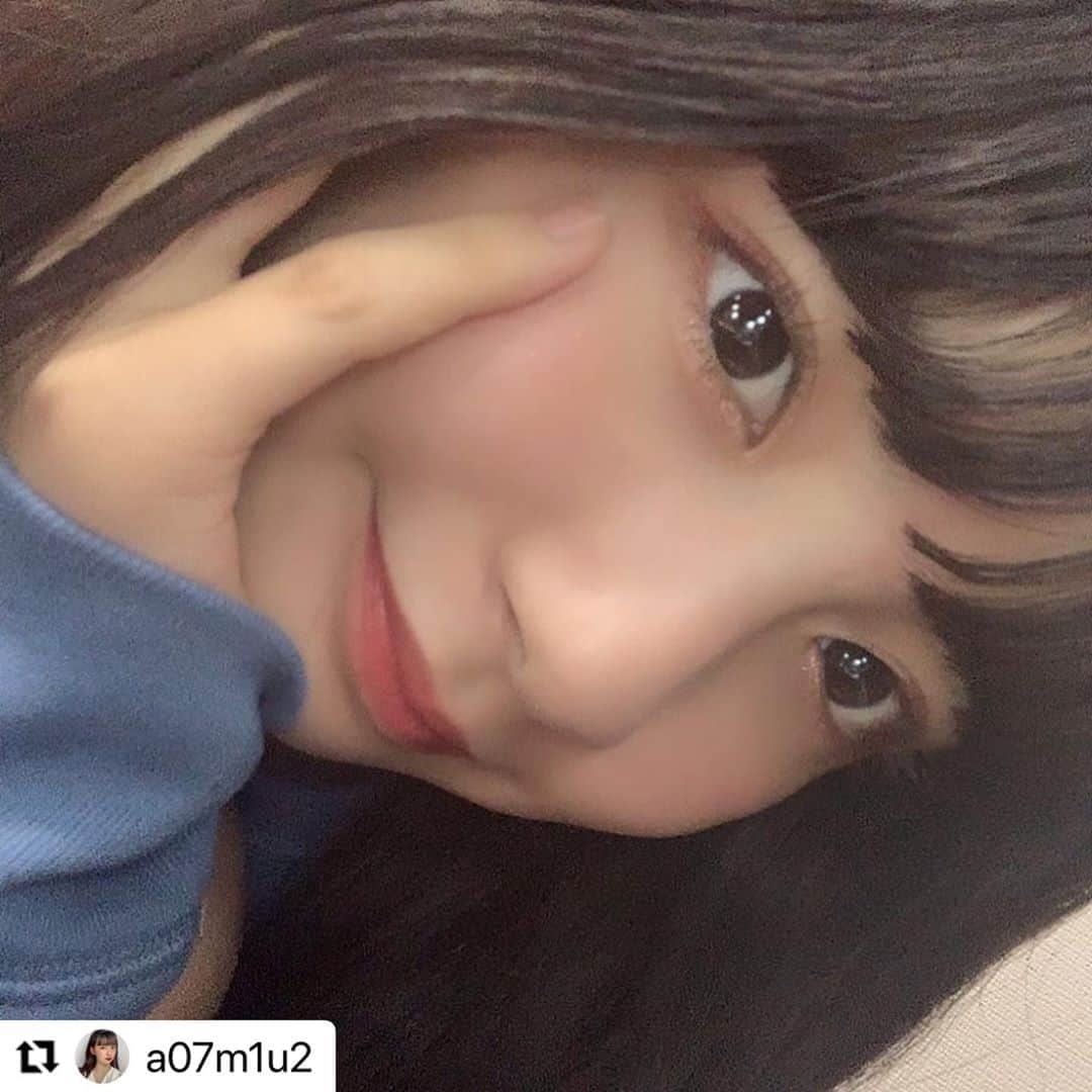 のインスタグラム：「あむあむが付録をつかったナチュラルメイクを公開💜詳しくはハッシュタグからあむあむのところにとんでね〜✈︎💄  #Repost @a07m1u2 with @make_repost ・・・ 付録メイク紹介〜🤍💄 @popteen_official   リップもナチュラルに裸眼メイクです➰❕  ②を二重幅と涙袋全体に薄く塗ります。 次①を②に被せて塗ります！ ③をチップにとり、まぶた3分の1ら辺からアイラインのように引きます。 ③を同じようにチップで、薄く涙袋に塗ります。 アイシャドウの色に合わせてマスカラはブラウンにしました〜！！ これでアイメイクは完成🙆🏻‍♀️  チークは④を手に取りぽんぽんと乗せます。 リップは⑤⑥の色を混ぜて手で塗ります！ これでメイクの完成〜。。  いつもよりリップも薄めで、すごくナチュラルメイクです！！ 目元だけ見るとレッドが入っていて可愛いところがポイントです❕❕  #popteen #レギュラーモデル #下山碧夢 #あむあむ #jc3 #付録」