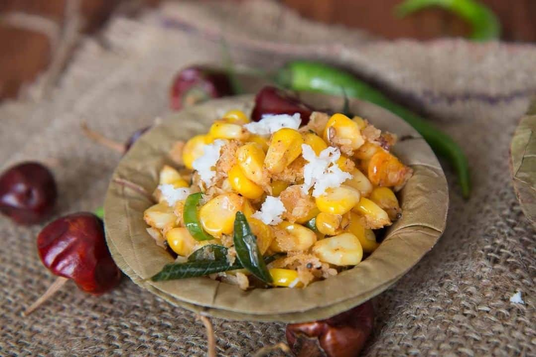 Archana's Kitchenさんのインスタグラム写真 - (Archana's KitchenInstagram)「Makka Cholam Sundal Recipe (Spicy Sweet Corn Recipe) is a healthy snack made by tossing the sweet corn with freshly grated coconut and is tempered. Serve this as Prasadam for this #Navratri. Get the recipe from the smart.bio link in my profile @archanaskitchen. . . . . . #recipes #navratrirecipes #noonionnogarlic #festivalrecipes #indianfestival #durgapooja #navratri2020 #homemadefood #eatfit #cooking #food #healthyrecipes #foodphotography #recipeoftheday #comfortfood #deliciousfood #delicious #instayum #food」10月19日 14時37分 - archanaskitchen