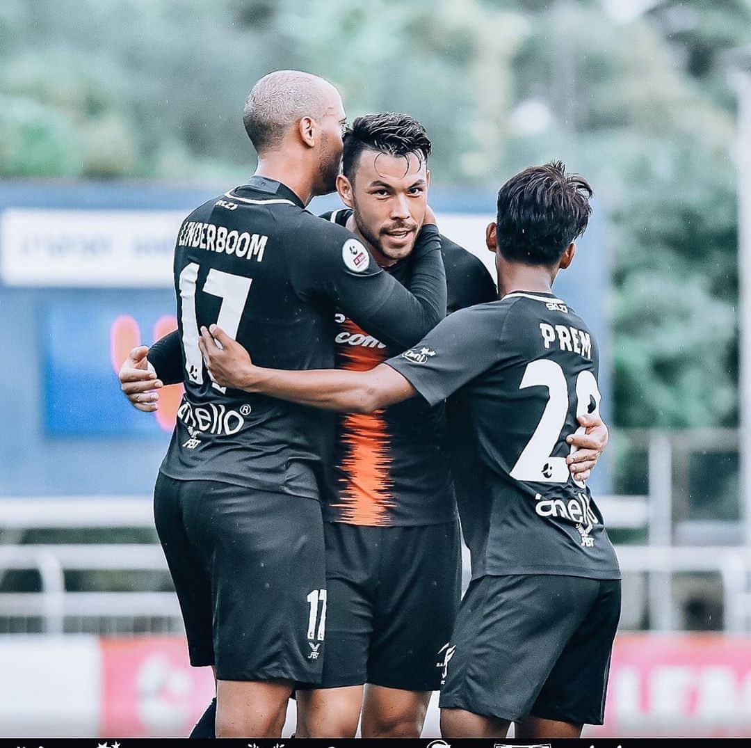 ヴィンセント・ケインのインスタグラム：「Mondays. 2 big games this week, let the week begin 💪🔥🐂 #bangkokfc #bigweek #kv11 #firebull #team #squad」
